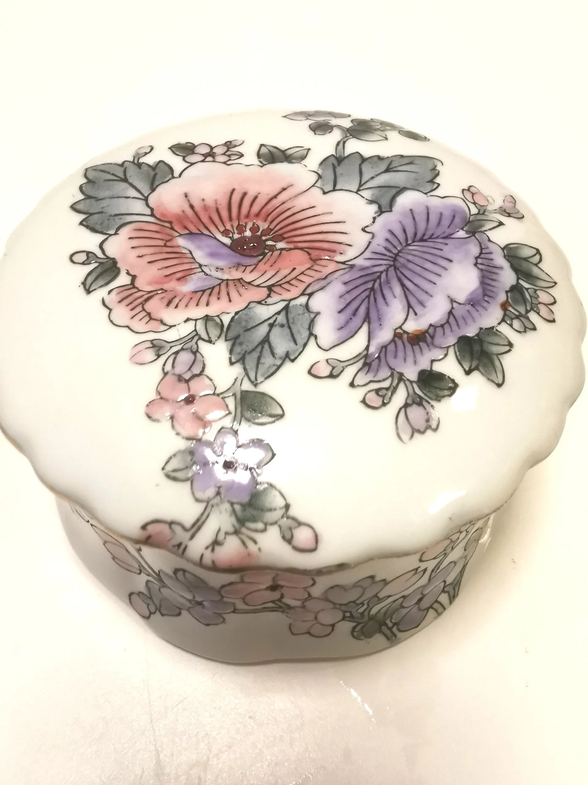 Vint. Porcelain Trinket Box Scalloped Lid Gold Trim Signed CHINA image indicator(10)