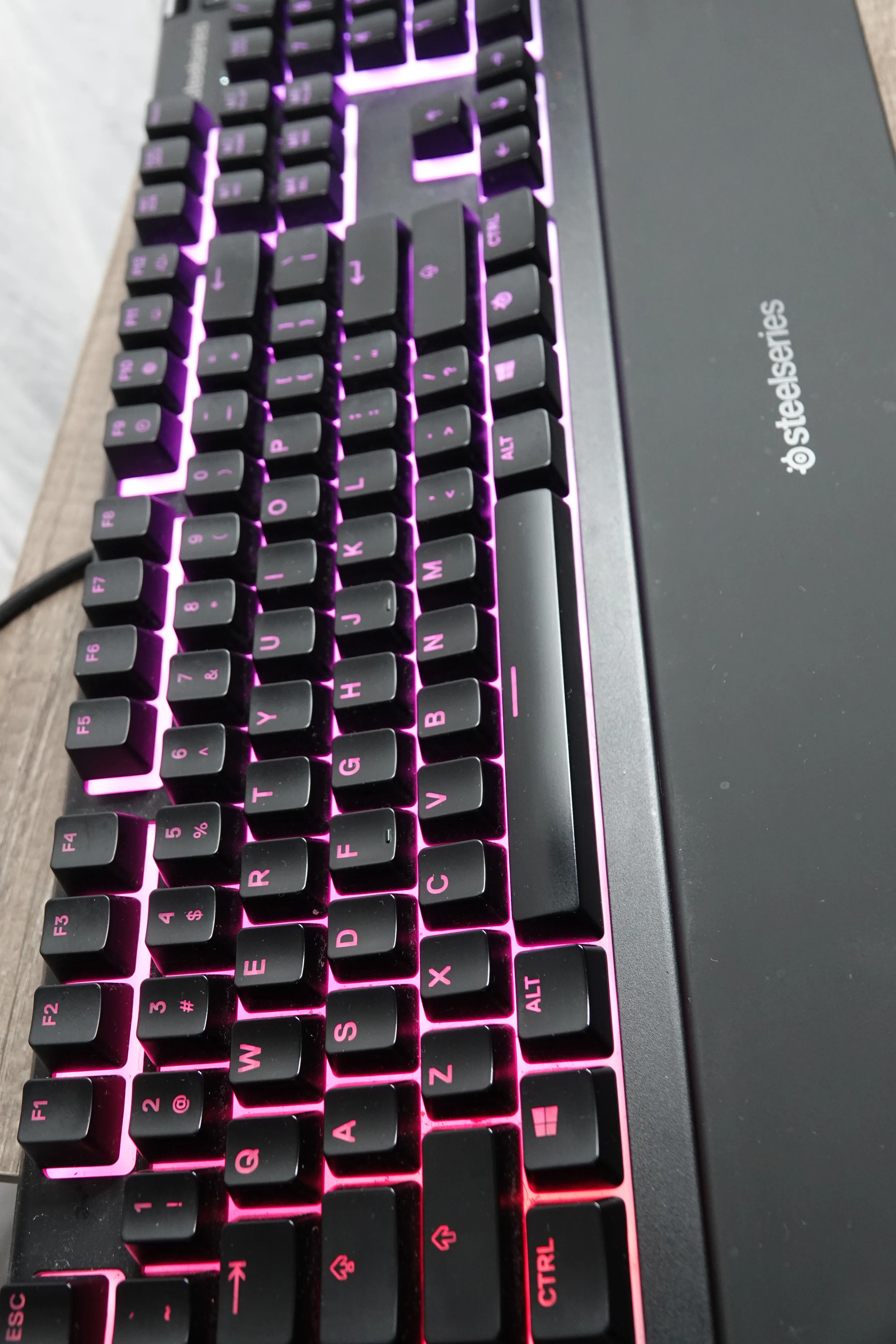 SteelSeries Apex 3 RGB Gaming Keyboard + Palm Rest image indicator(3)