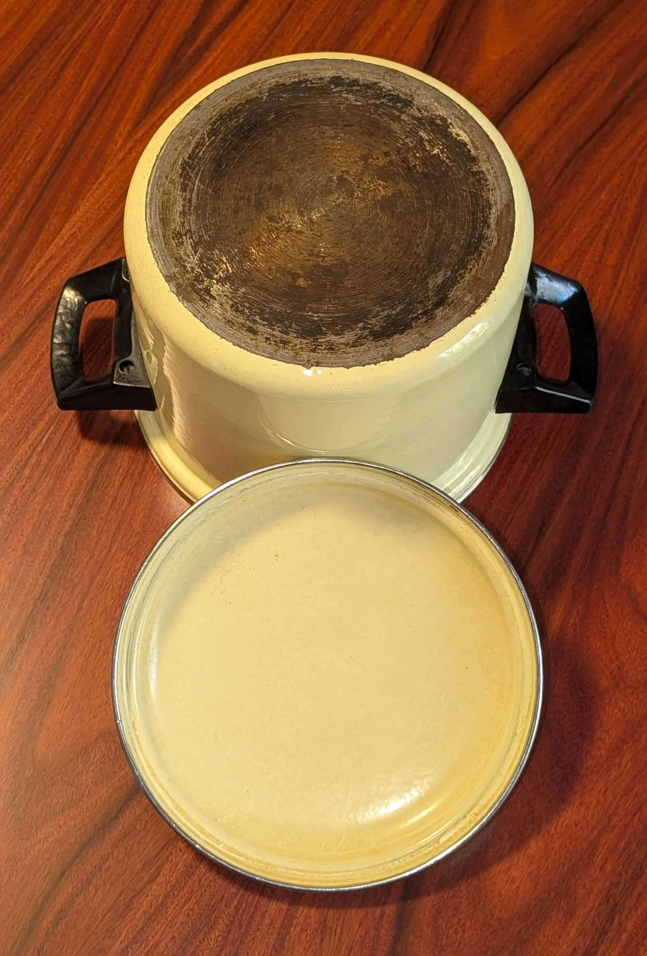 Vintage French Vanilla Enameled Pot image indicator(4)