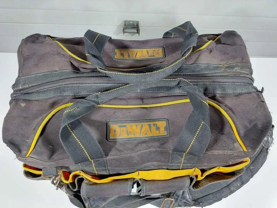 Heavy duty DeWalt tool bag image indicator(3)