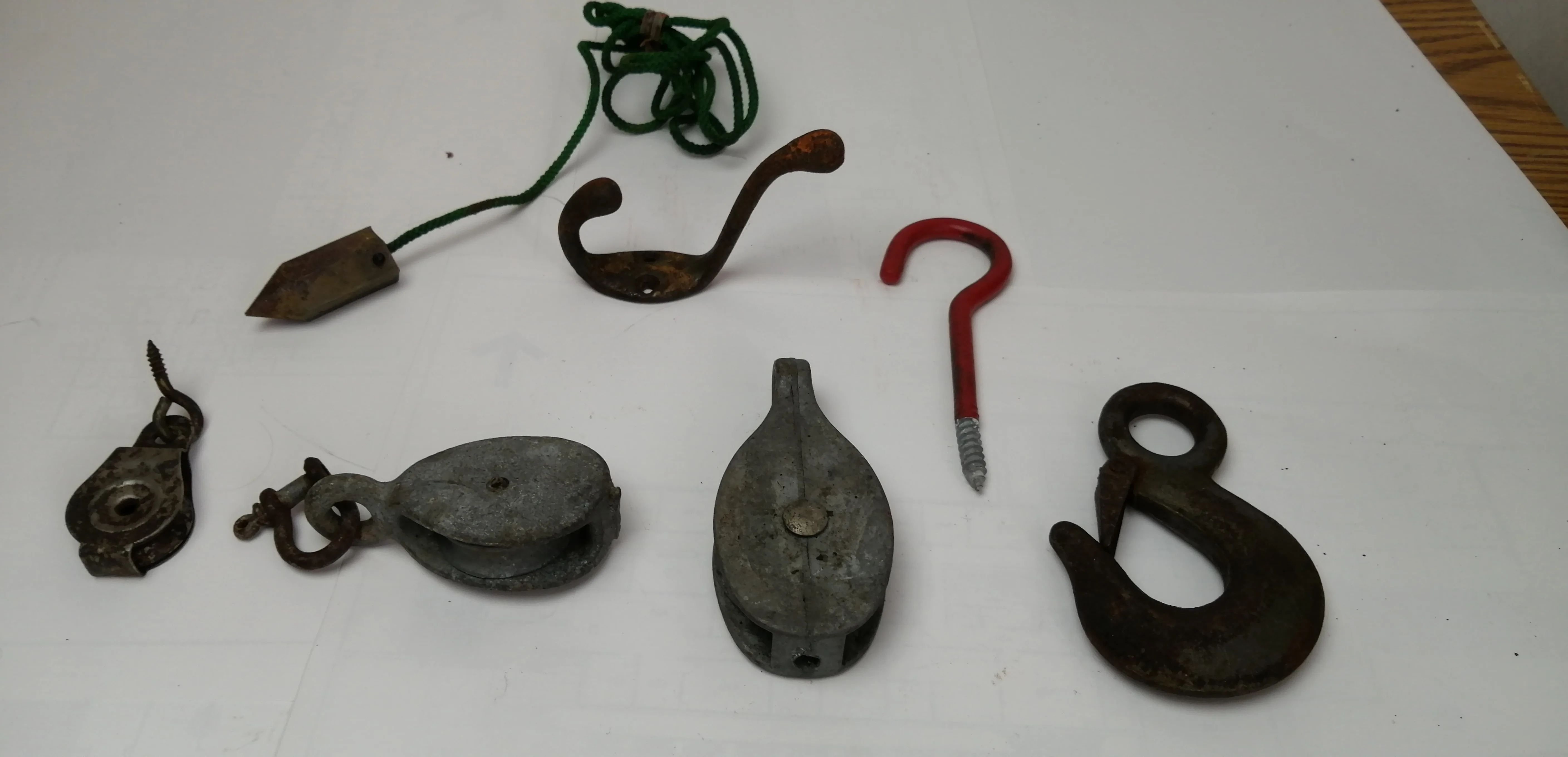 Man Mixed Lot:pulleys, lifting hook, carpenter plumb, reg.hooks