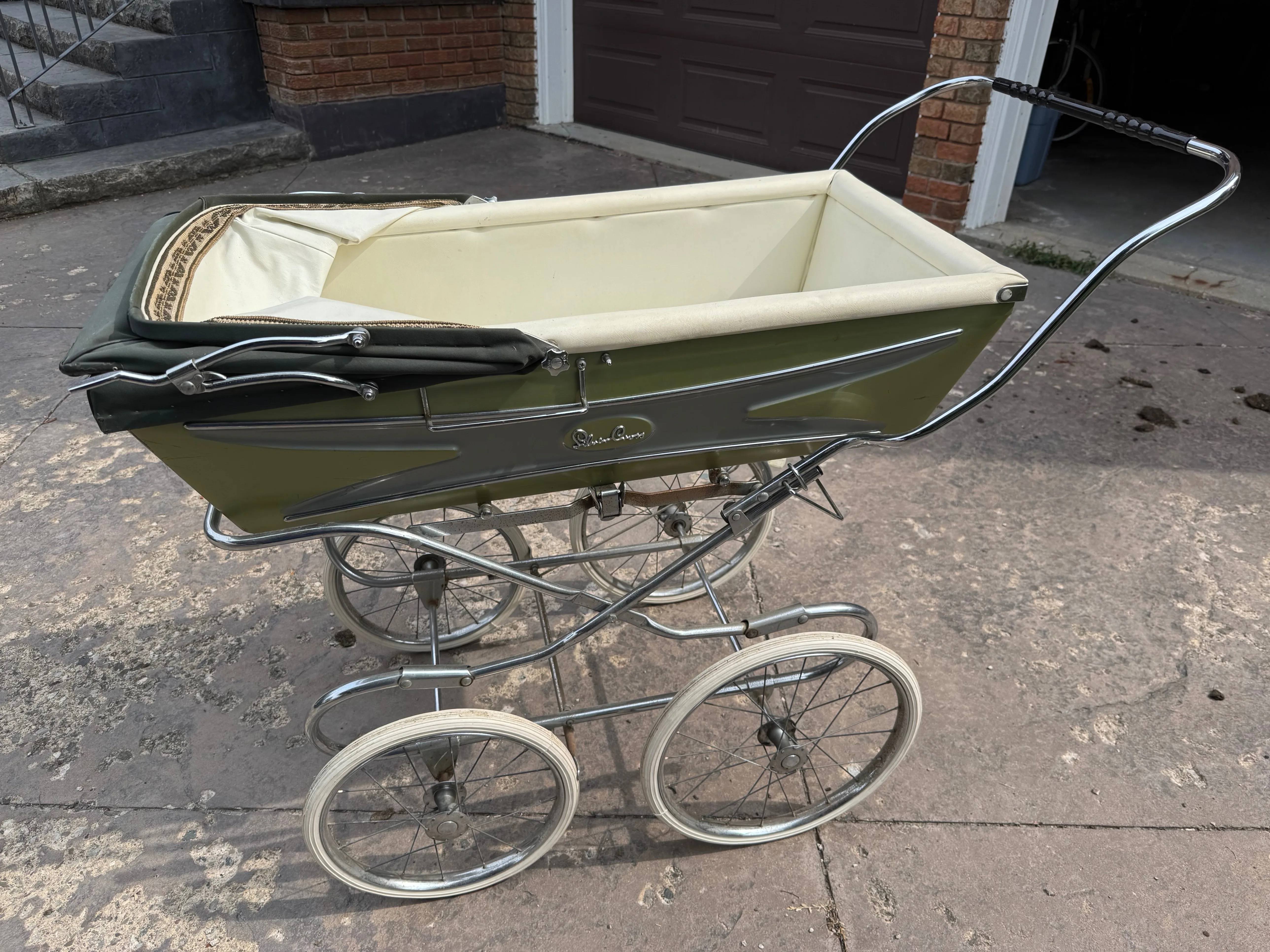 Silver Cross Pram - Great Condition including the Hood. image indicator(6)