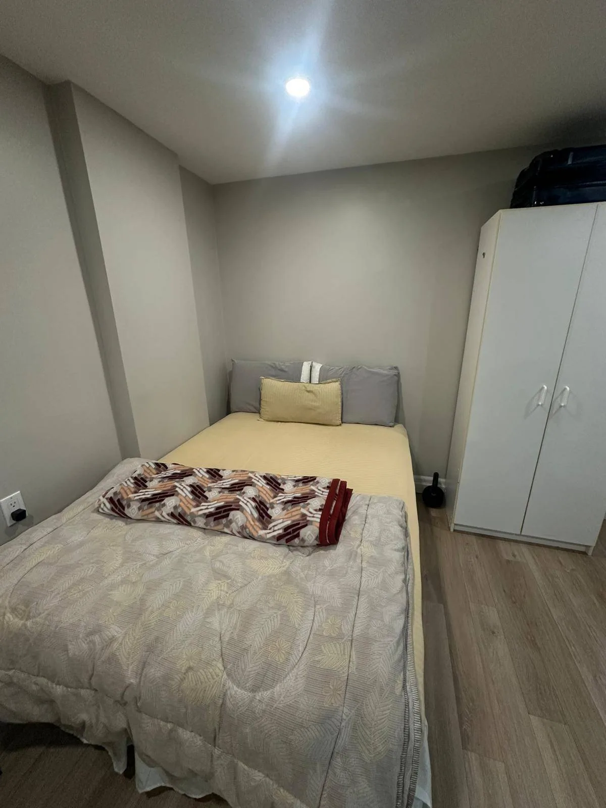 Bachelor suite for rent image indicator(4)