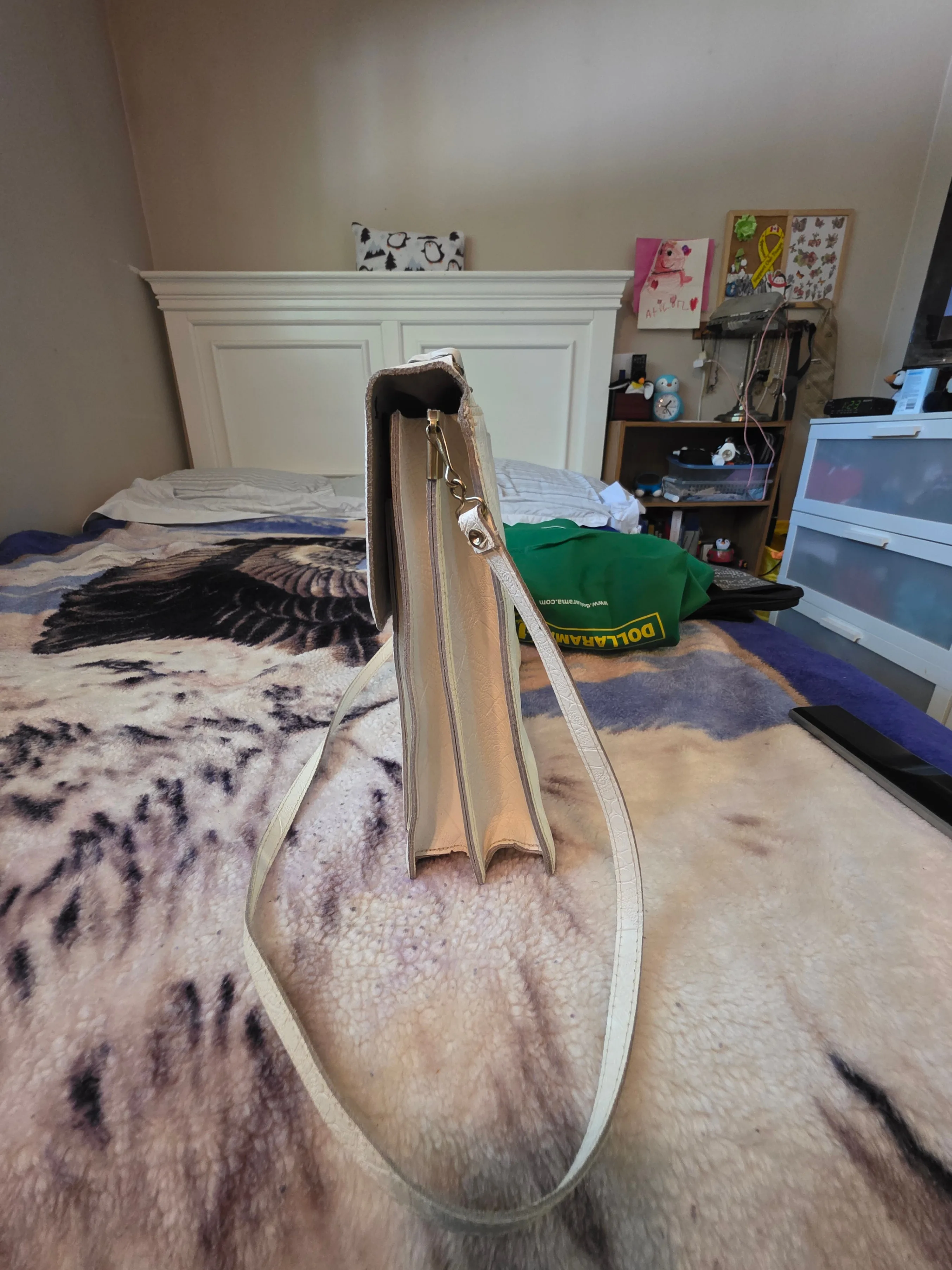 White  Leather Shoulder Bag image indicator(6)