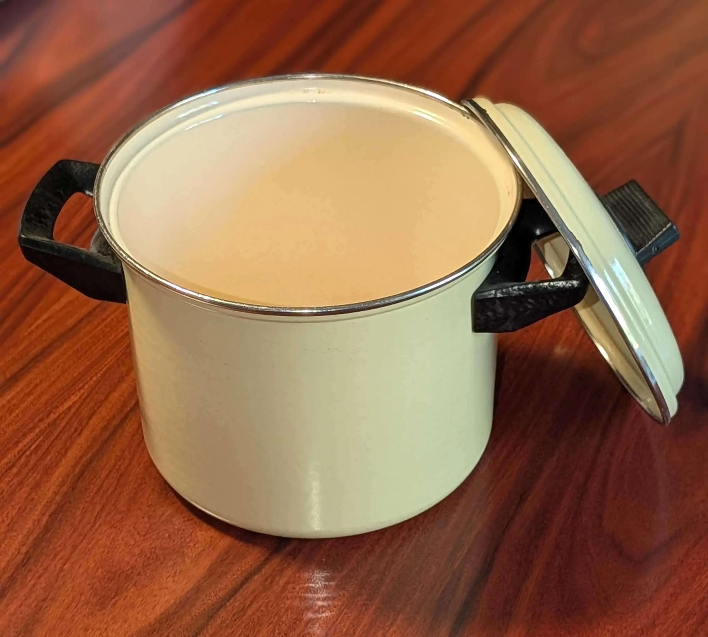 Vintage French Vanilla Enameled Pot image indicator(3)