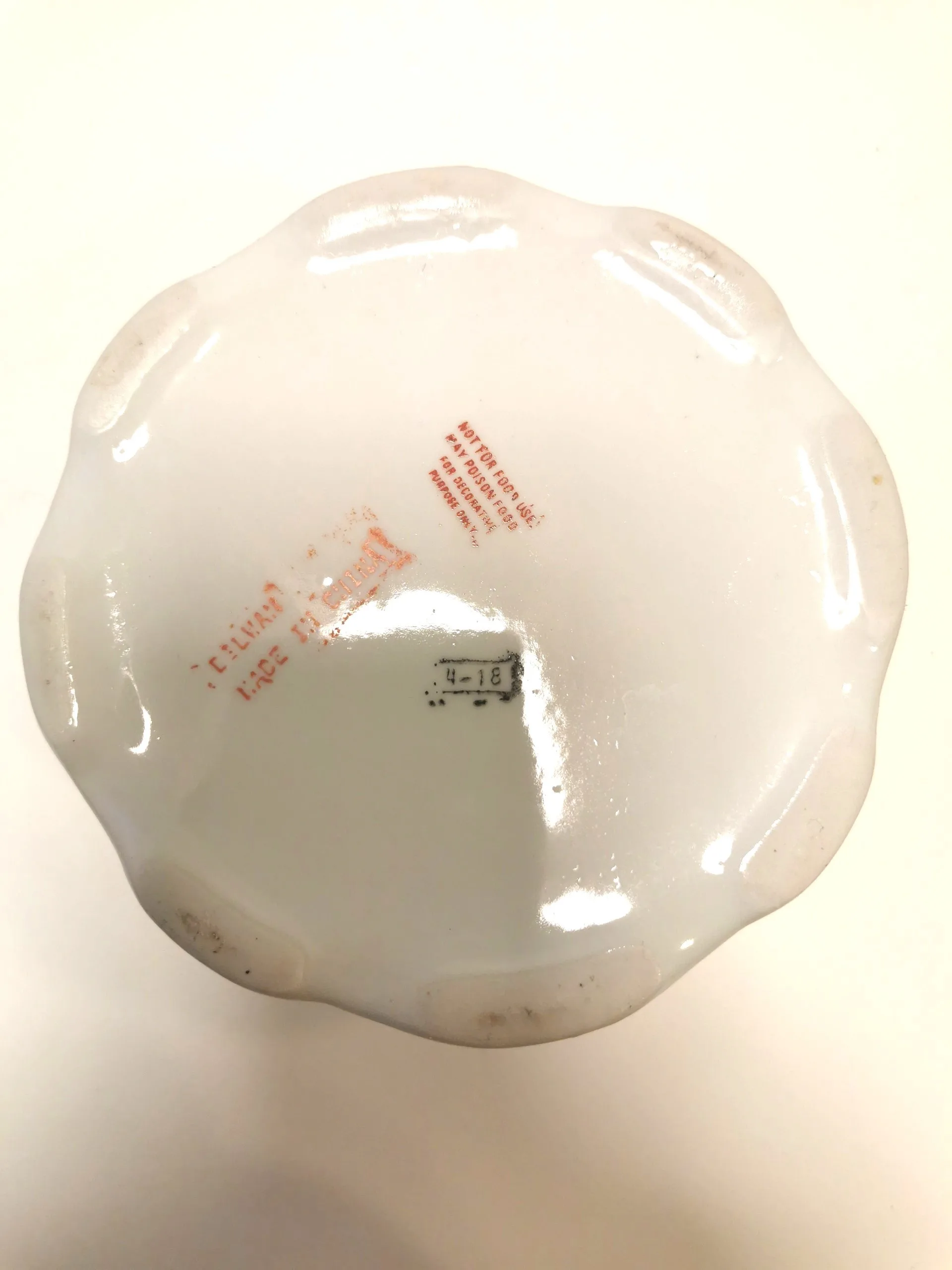 Vint. Porcelain Trinket Box Scalloped Lid Gold Trim Signed CHINA image indicator(6)