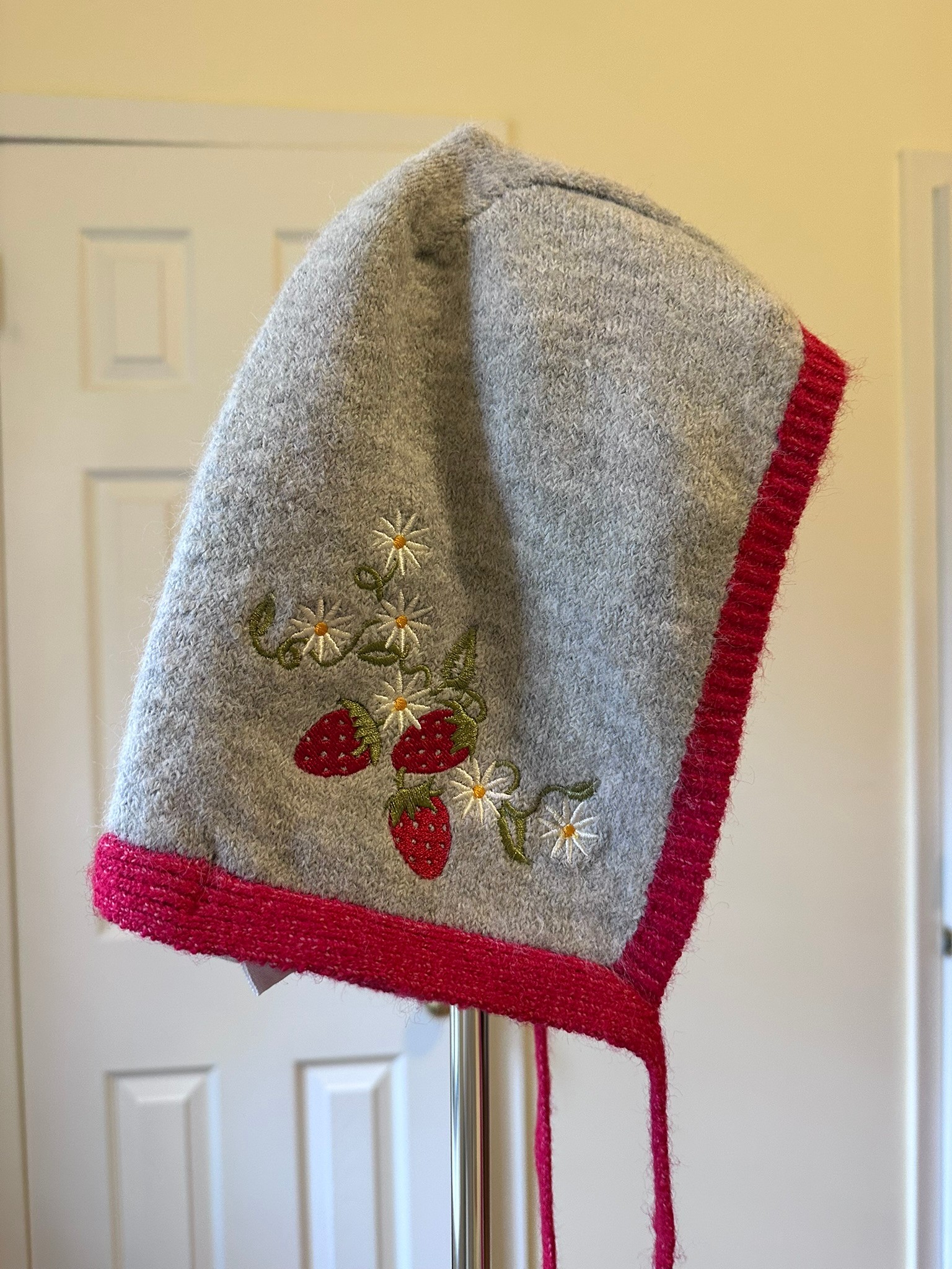 Lisa Says Gah Strawberry Knit Scarf + Bonnet Set - photo 3