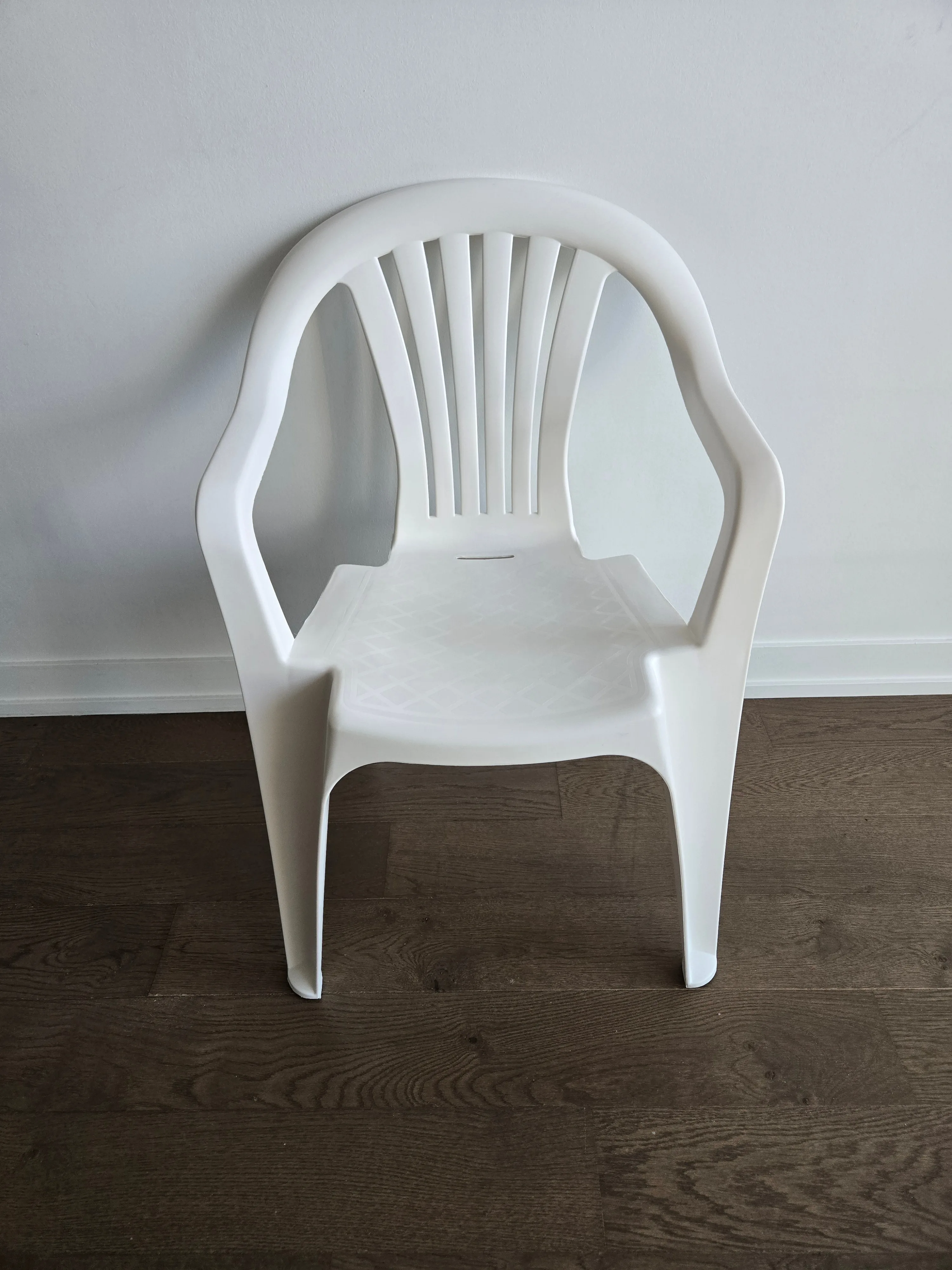 INDOOR / OUTDOOR Resin Chair (NEVER used outdoors)