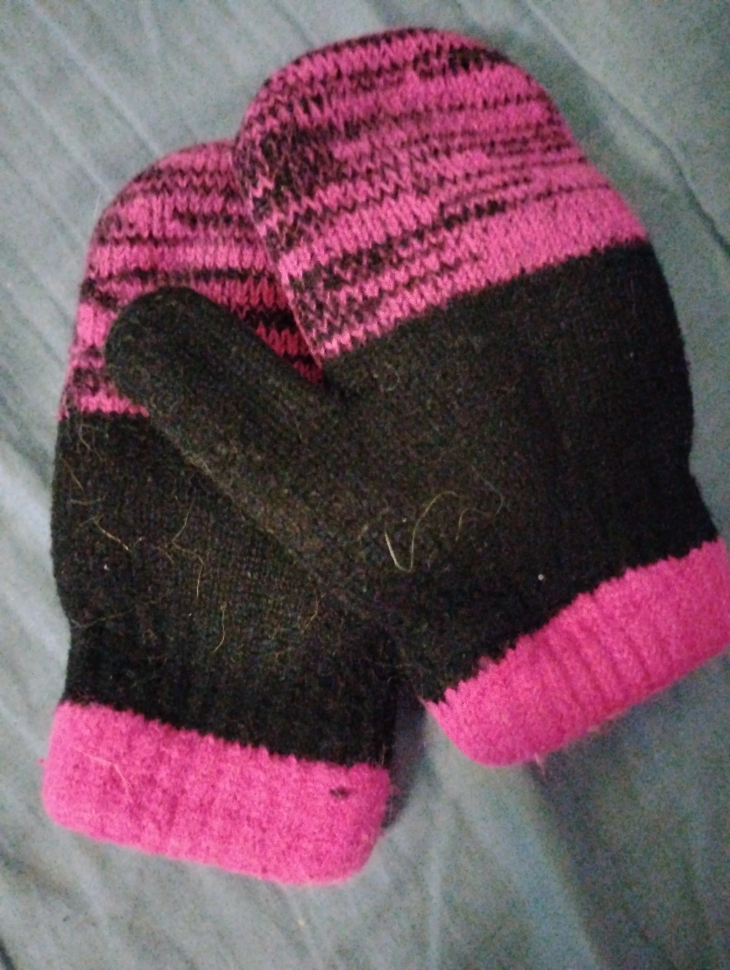 Set* of 2 Knitted Insulated Mittens — Good Condition thumbnail