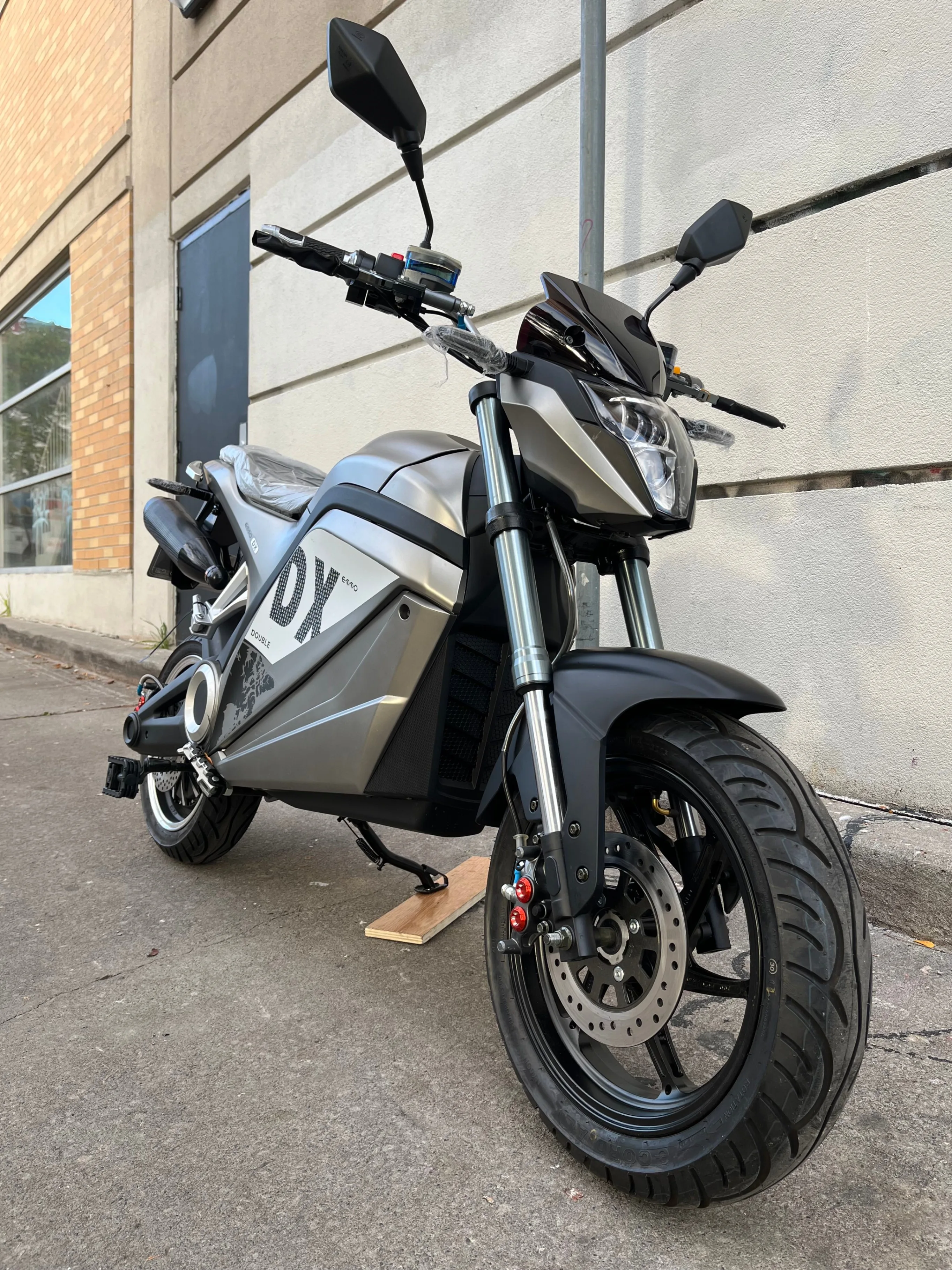 EMMO DX Electric Motorcycle | Showroom Demo / Full Warranty image indicator(2)