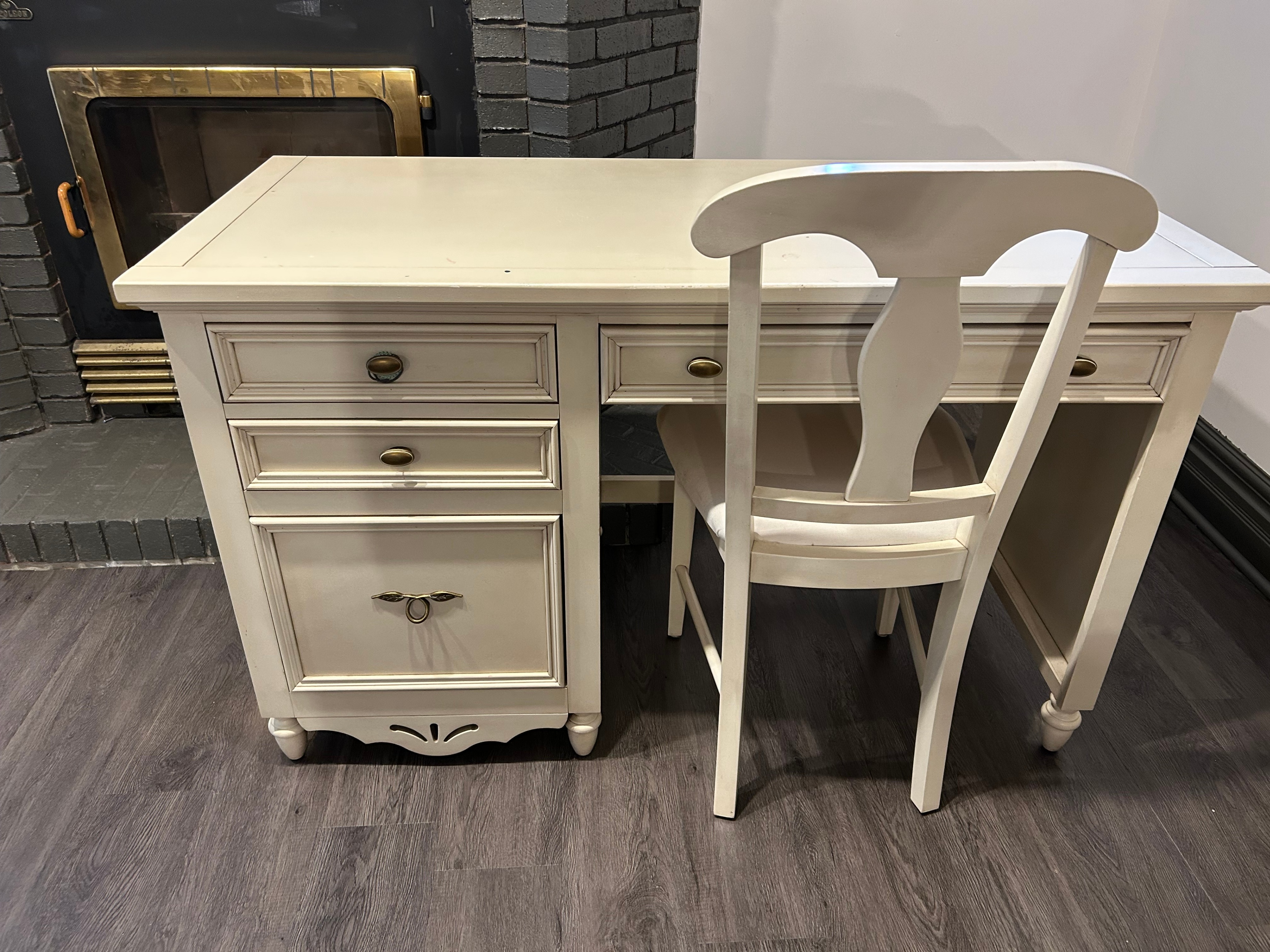 Set :Desk w Book Shelf Hutch