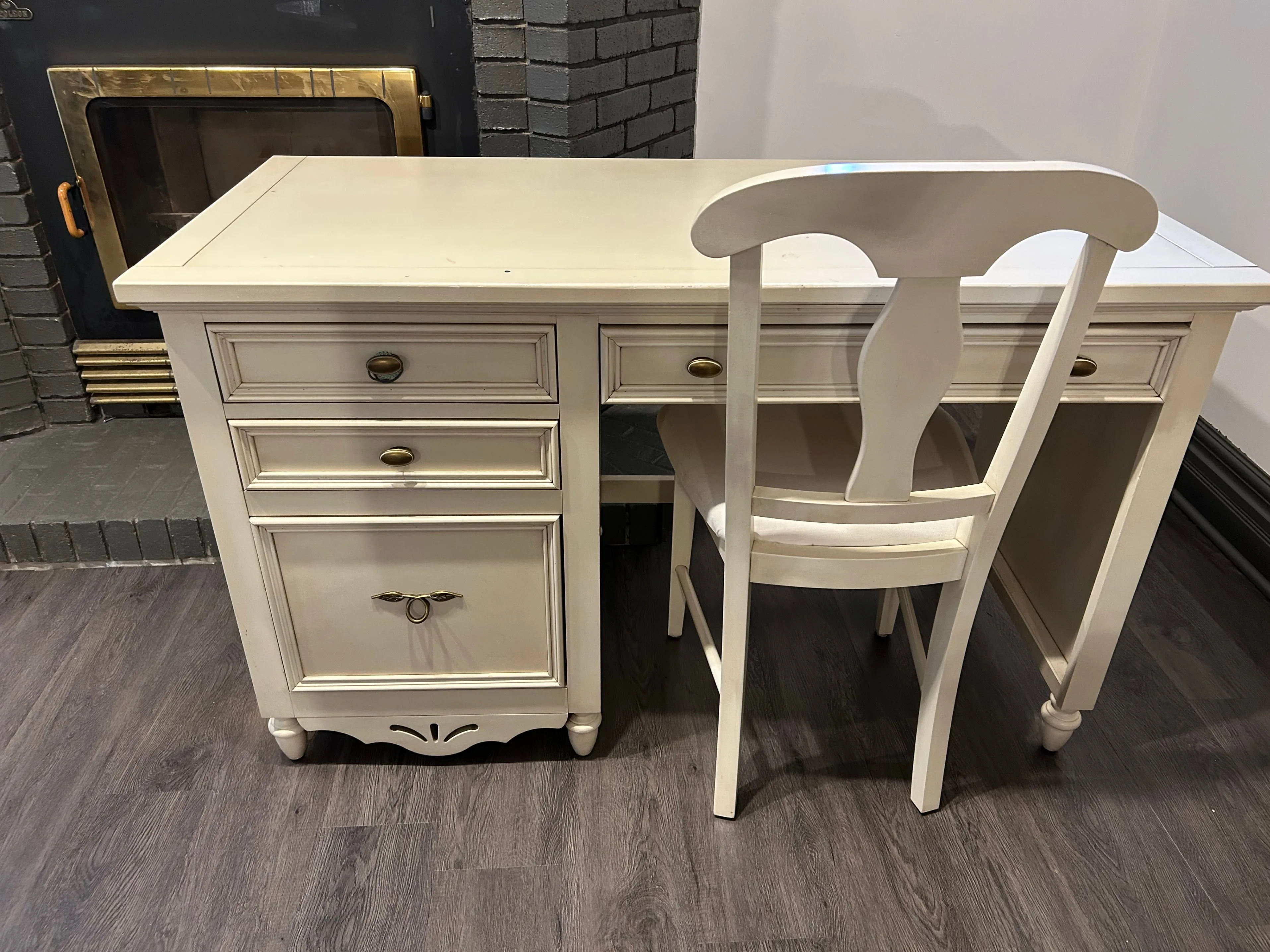 Set :Desk w Book Shelf Hutch