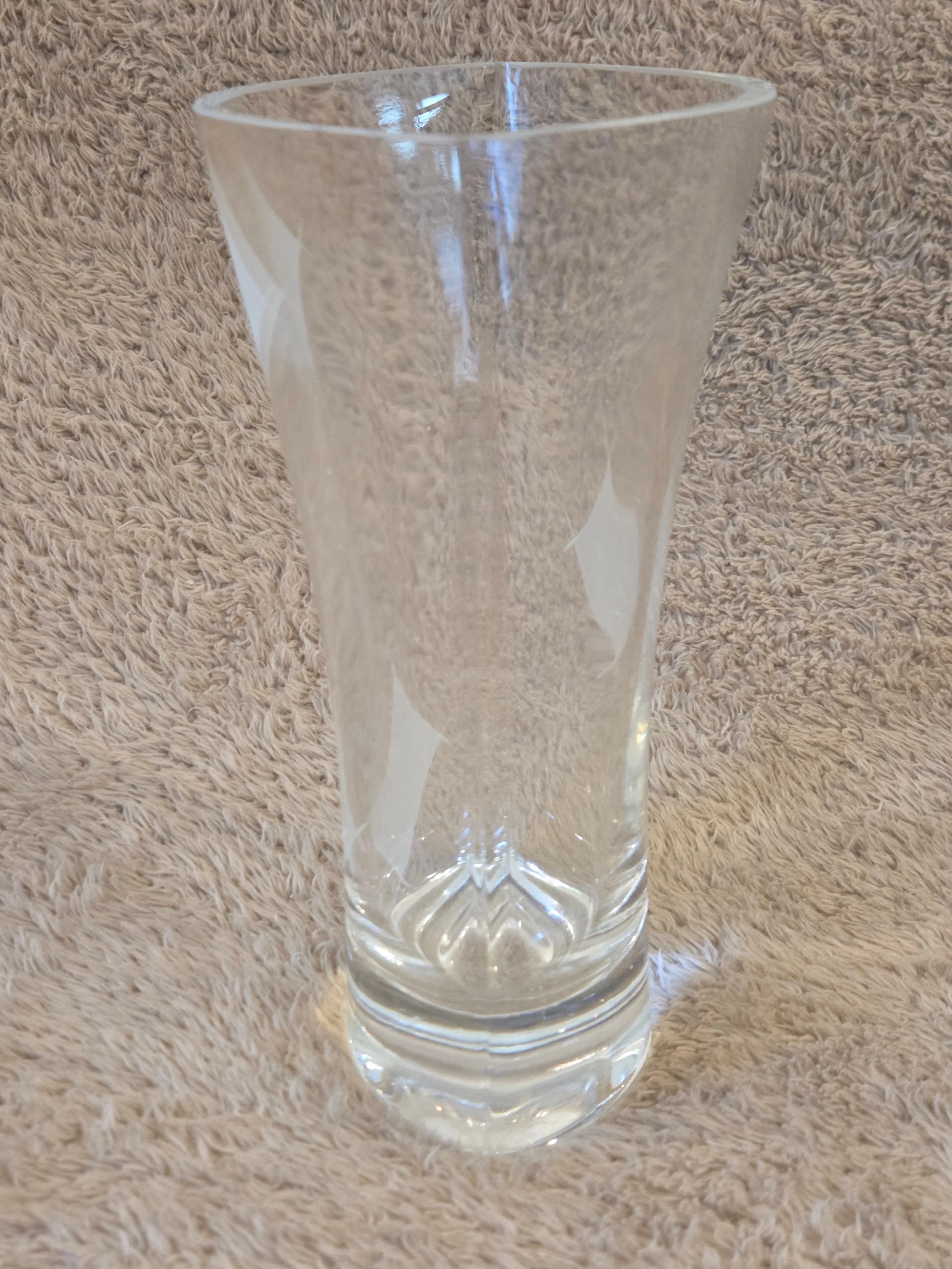 Modern clear glass vase, frosted diamond pattern, 19.5 cm image indicator(6)