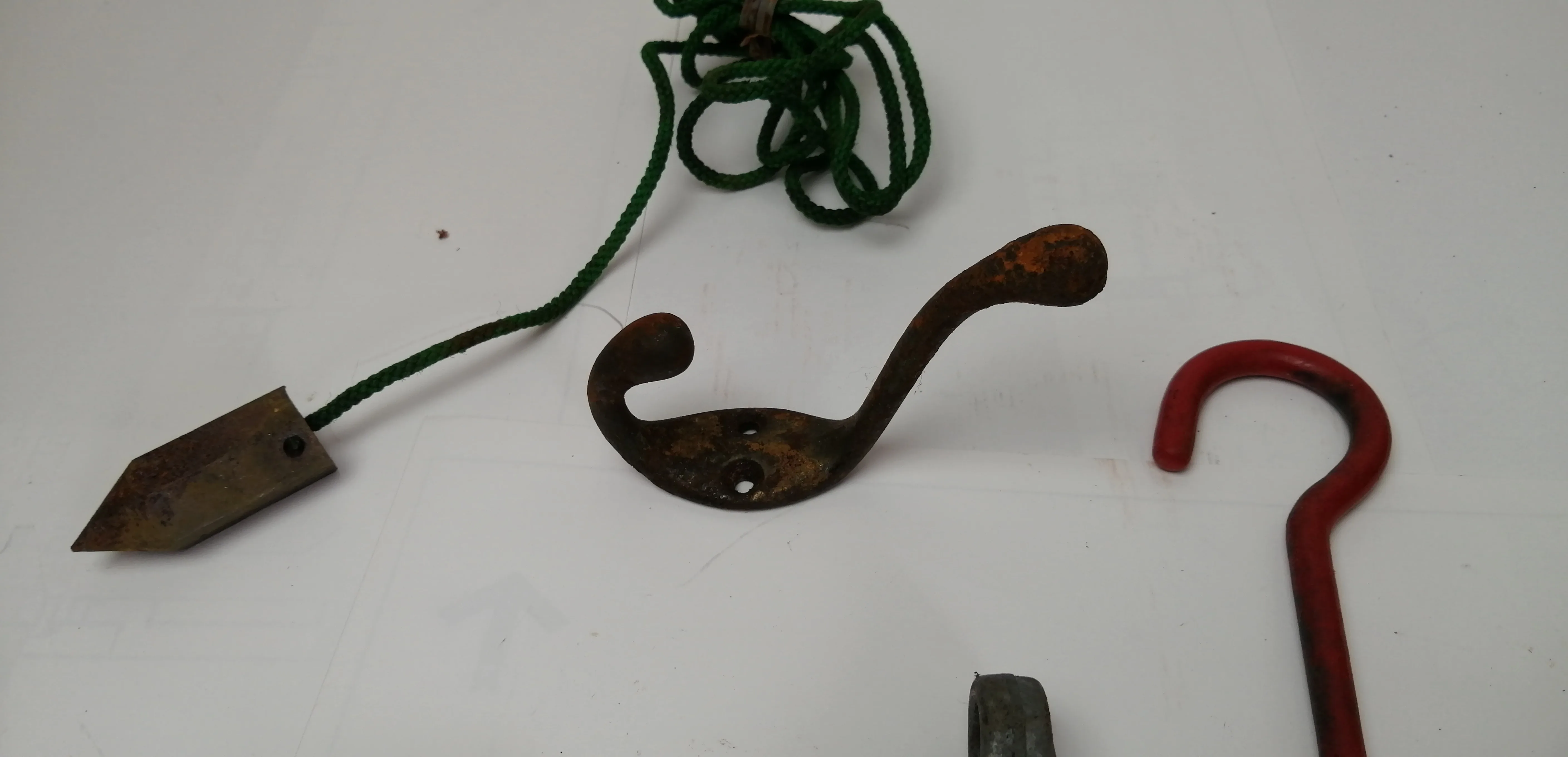 Man Mixed Lot:pulleys, lifting hook, carpenter plumb, reg.hooks image indicator(5)