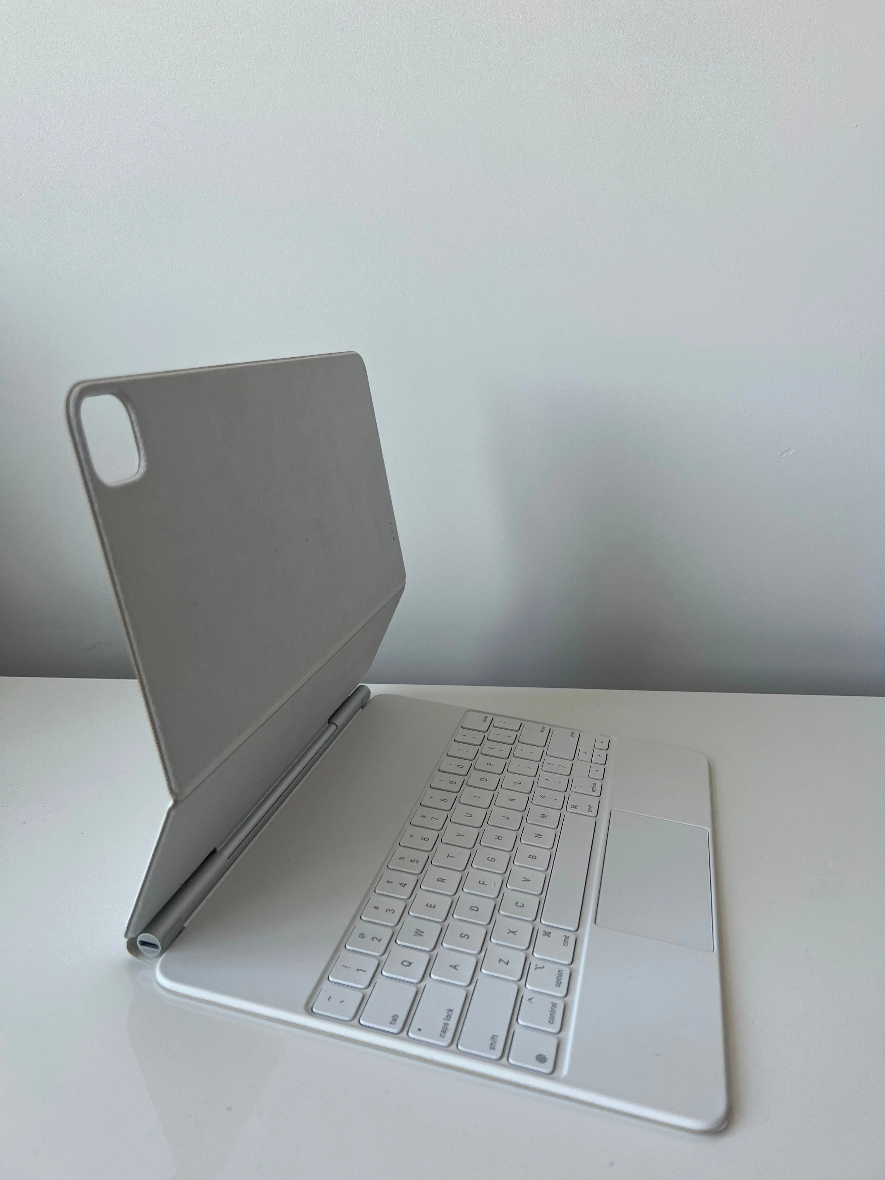 Apple Magic Keyboard for 12.9" iPad Pro 5th Gen., White - US Eng thumbnail