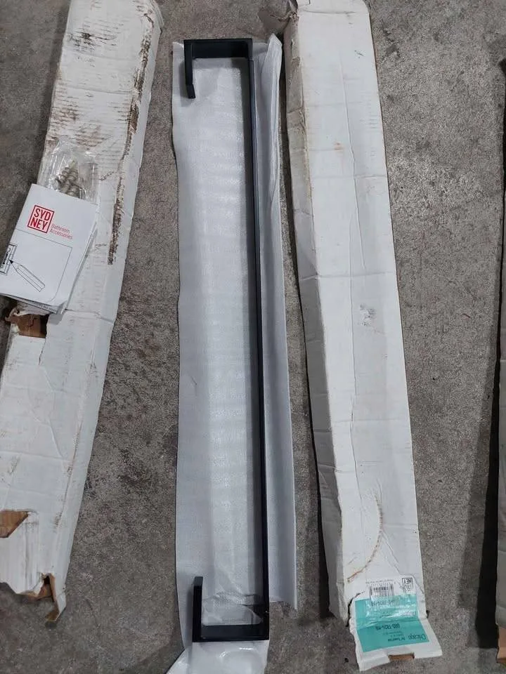 New Sydney Chicago 24" Towel Bar Black image indicator(4)