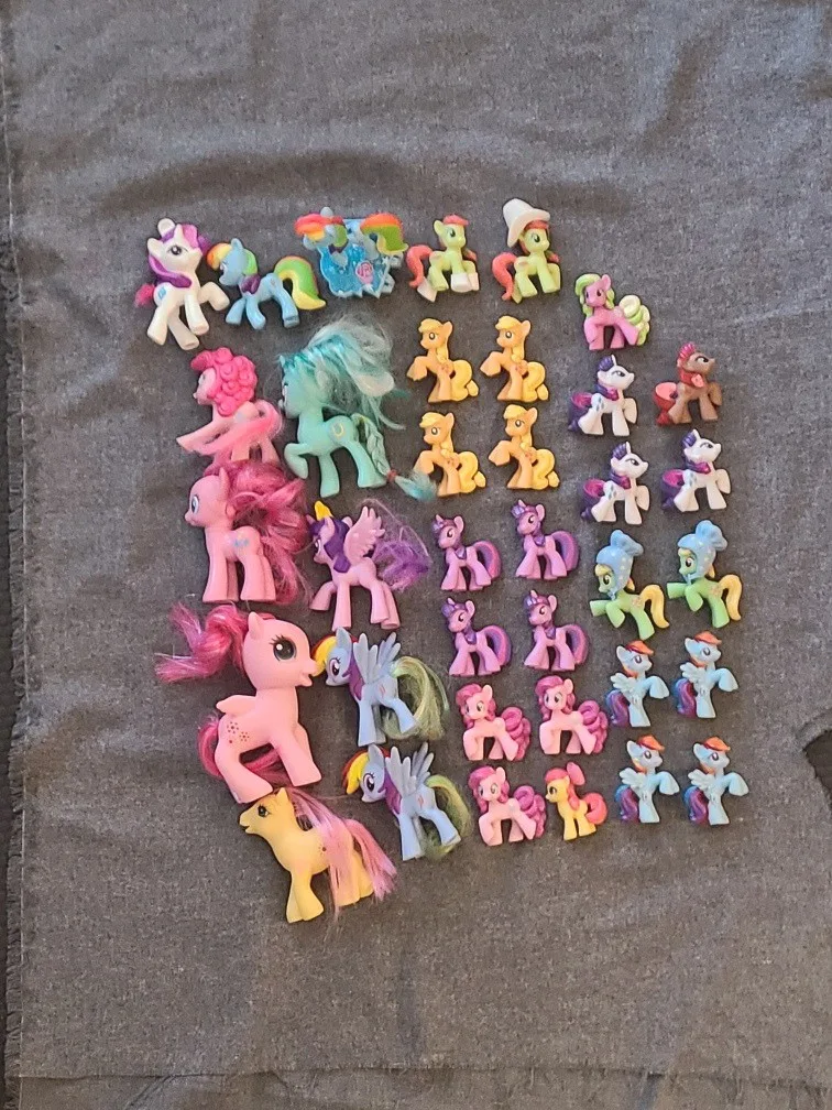 Hasbro SA My Little Pony figurines smaller & medium sizes image indicator(2)