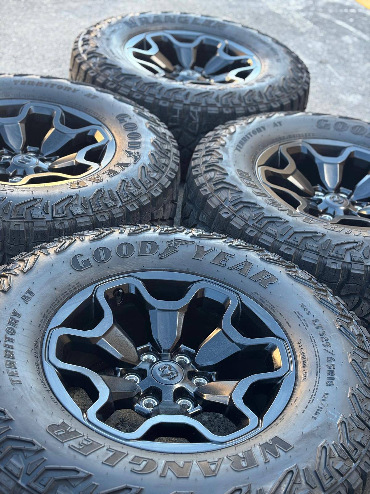NEW OEM 18” RAM RHO rims(6x139)+LT325/65/R18 Goodyear A/T+TPMS - photo 3