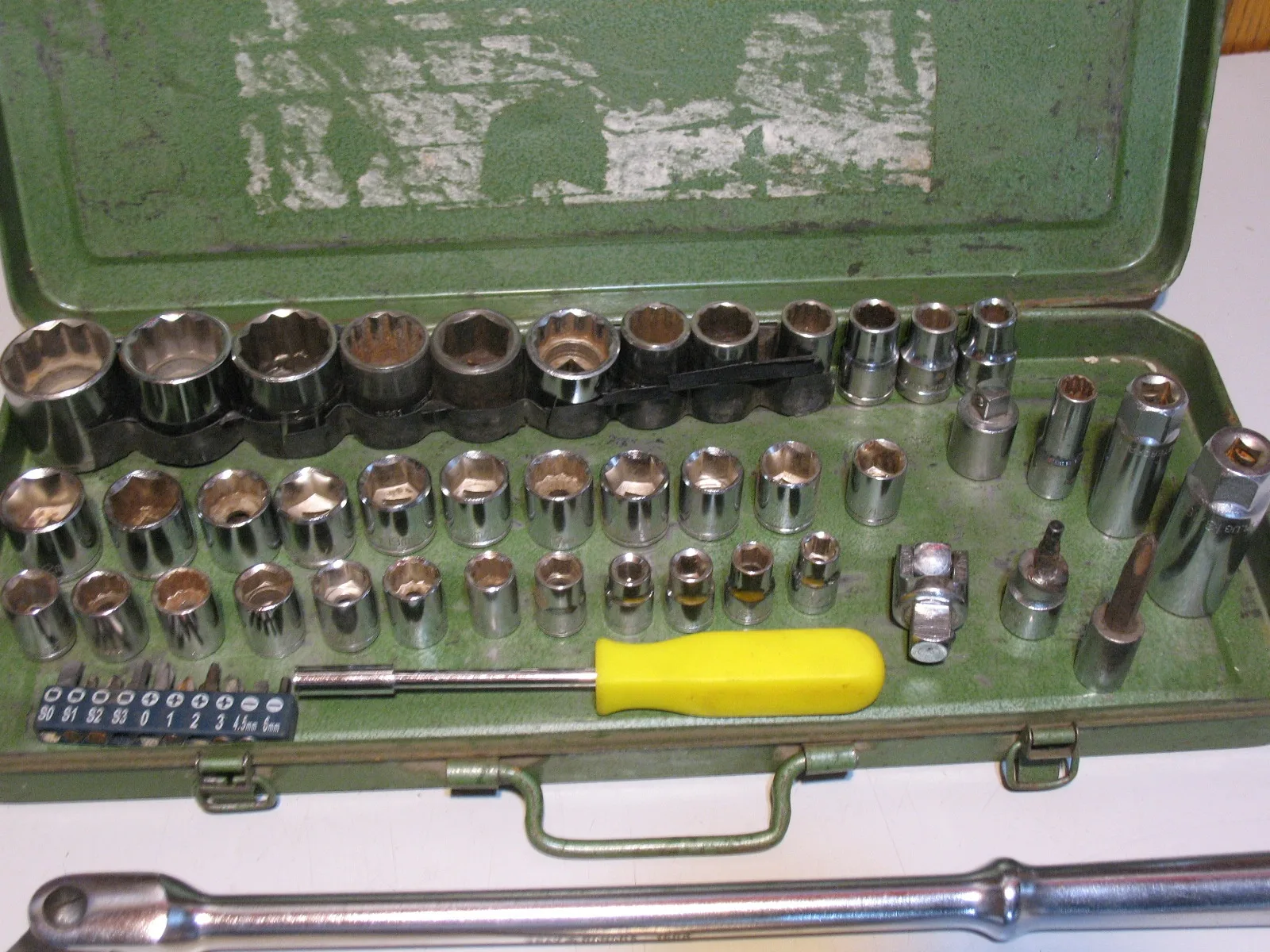 60 Piece Socket and Screwdriver Set image indicator(4)