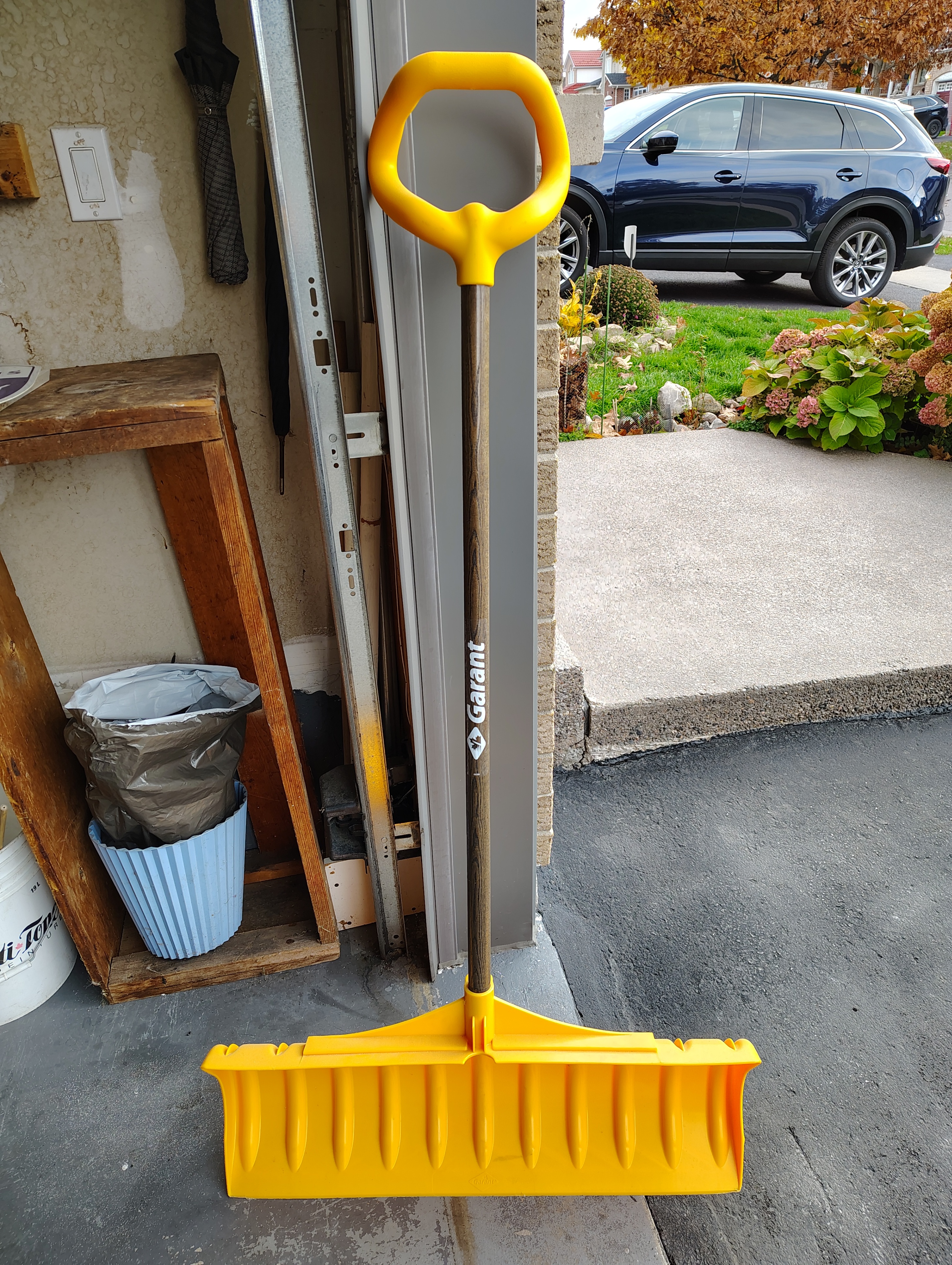 MINT Garant 30" Snow Shovel Pusher w Ergonomic Handle