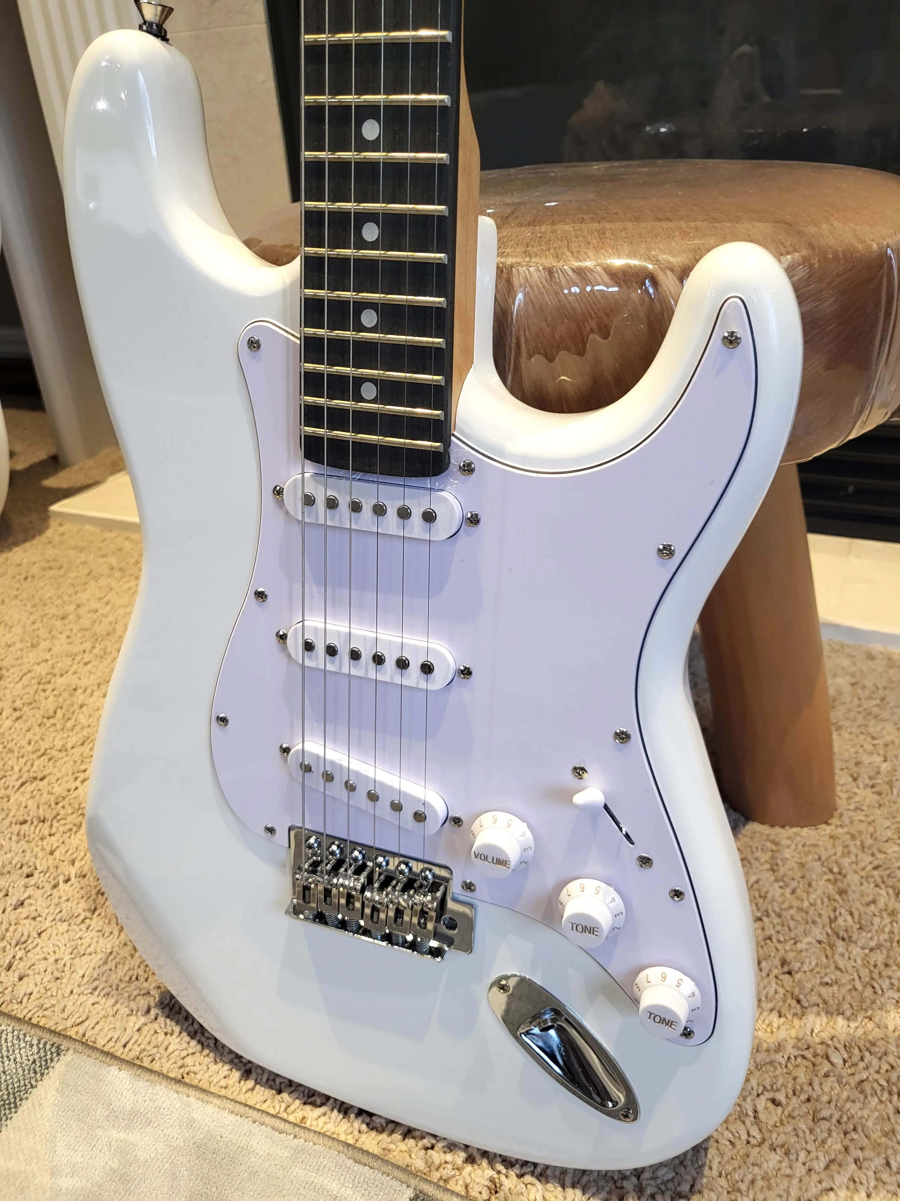 Brand New Electric Guitar – Classic White Strat Design image indicator(3)