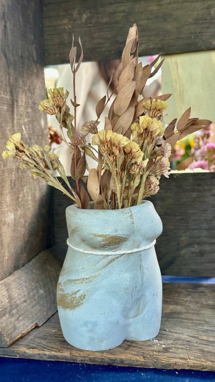 Curvy Body Vase with Dried Flowers