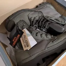 Mens/Womens Palladium Waterproof Boots - Size: Men-7, Women-8.5