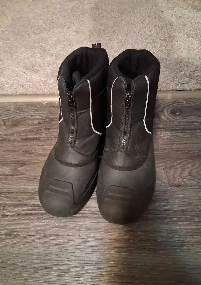 Men Snow insulated Boots size 10