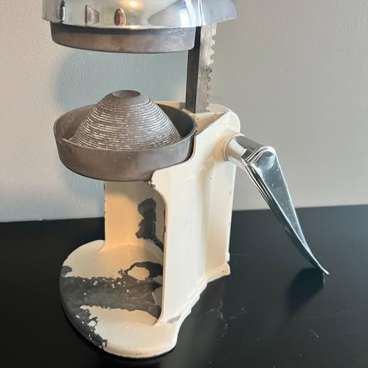 Collector Vintage 1940's Juice O-Mat Metal Citrus Juicer - photo 4