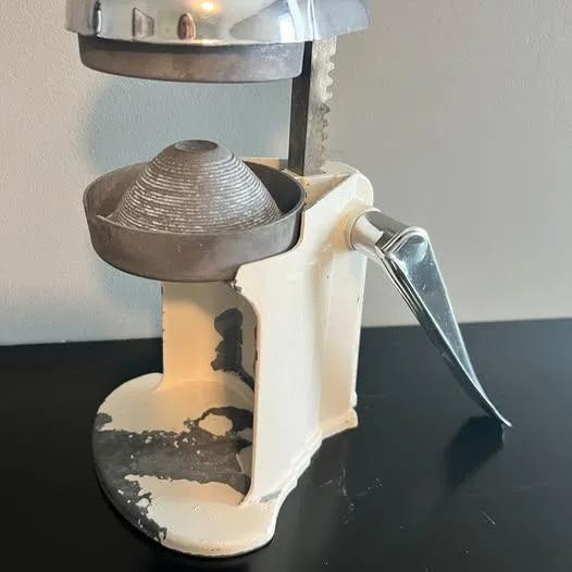 Collector Vintage 1940's Juice O-Mat Metal Citrus Juicer image indicator(4)