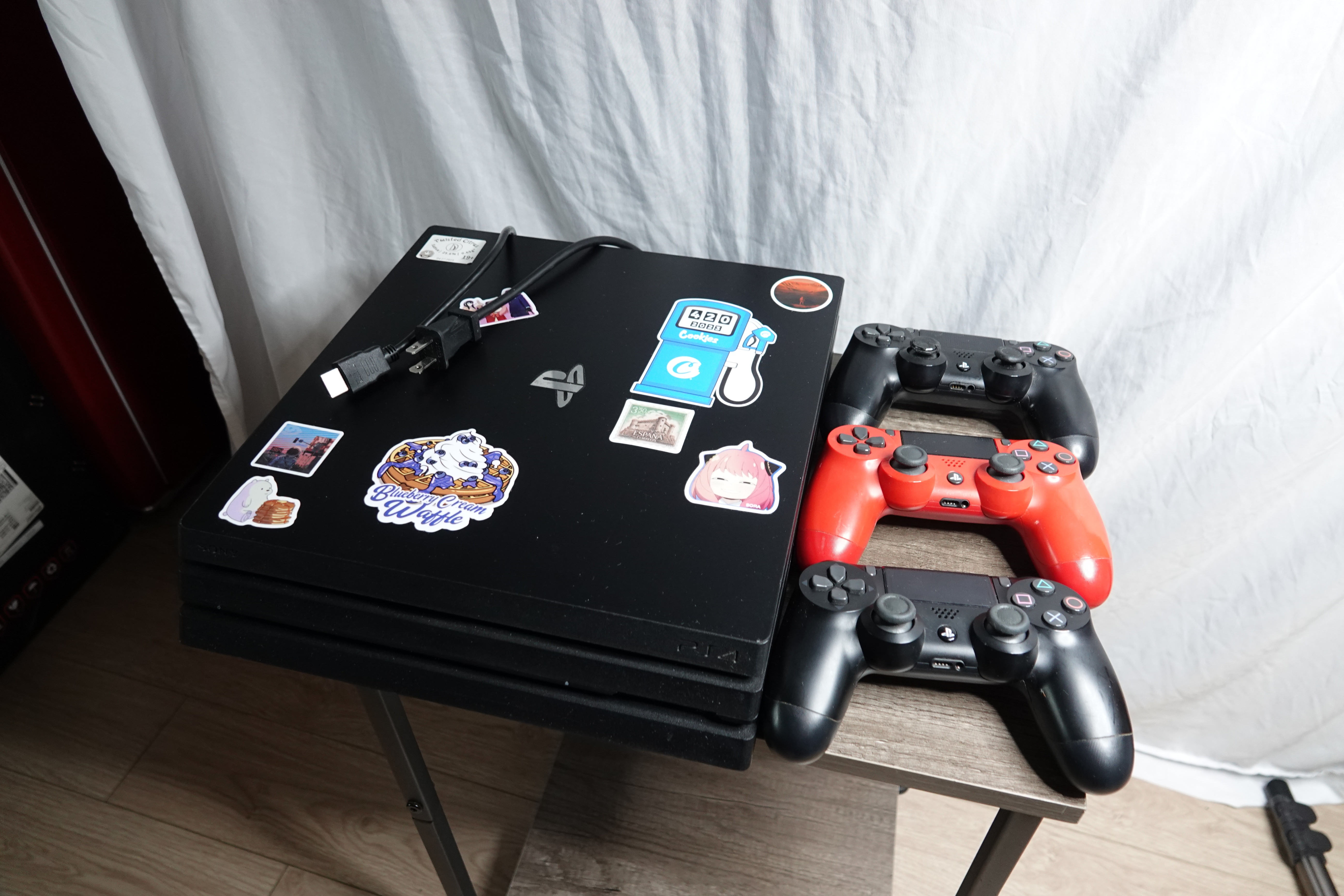 🥕PlayStation 4 Pro 1TB – 3 Controllers - photo 2