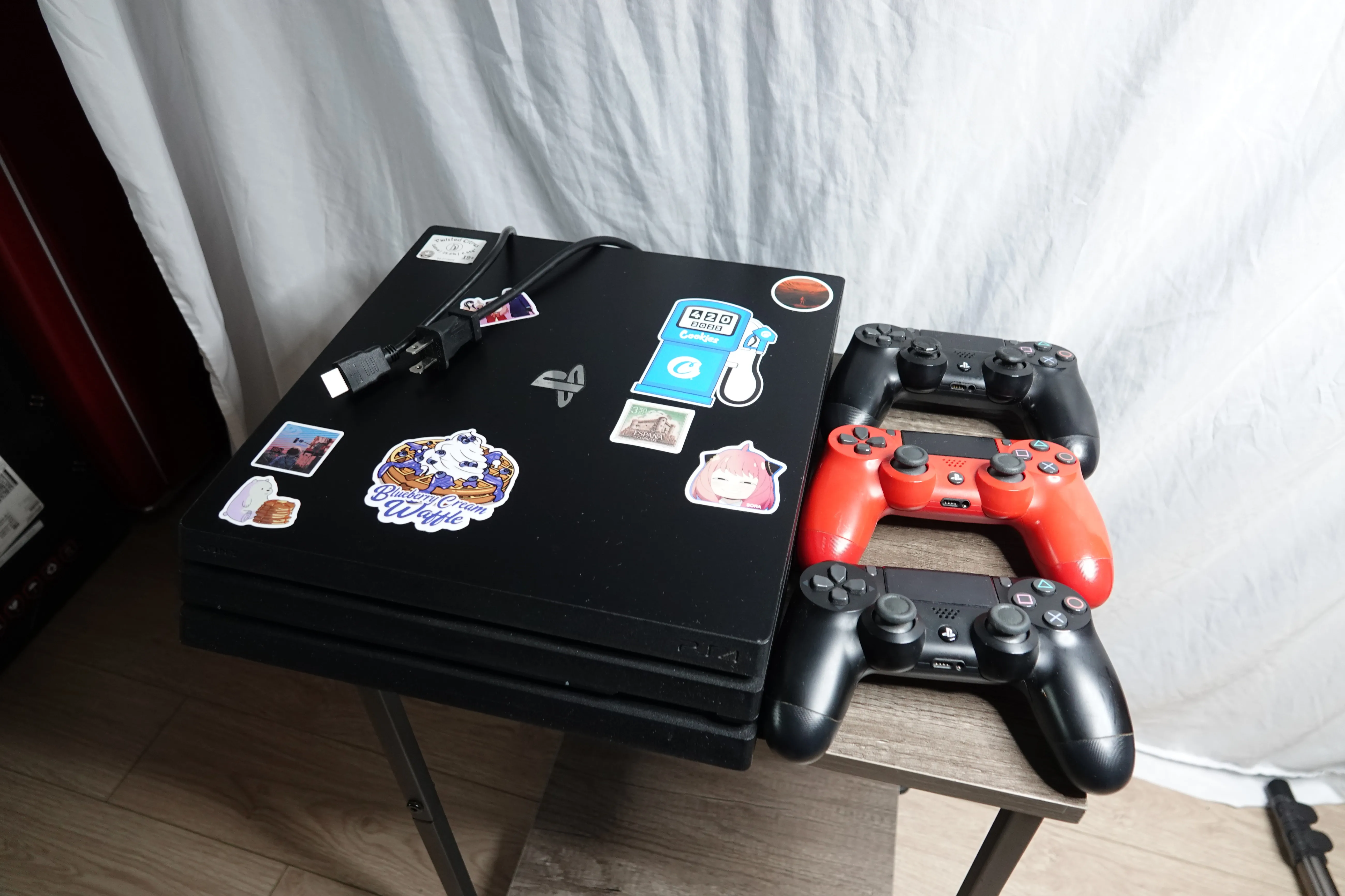 🥕PlayStation 4 Pro 1TB – 3 Controllers image indicator(2)