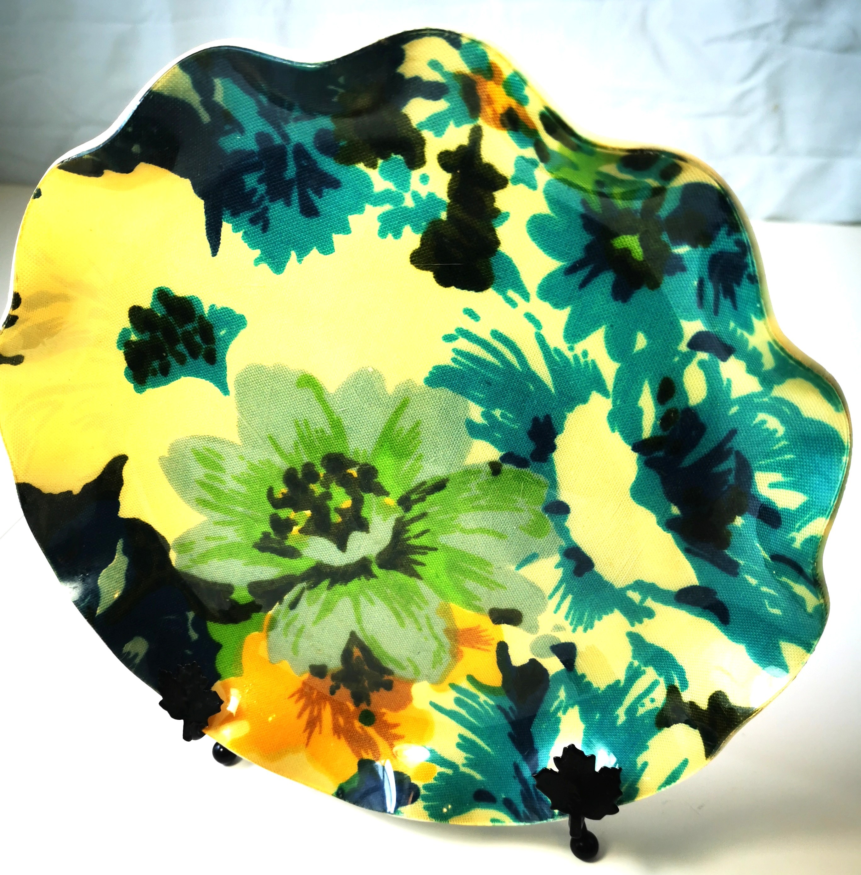 Plate 1960s Floral Fabric & Resin Tray includes Plate Stand - photo 3