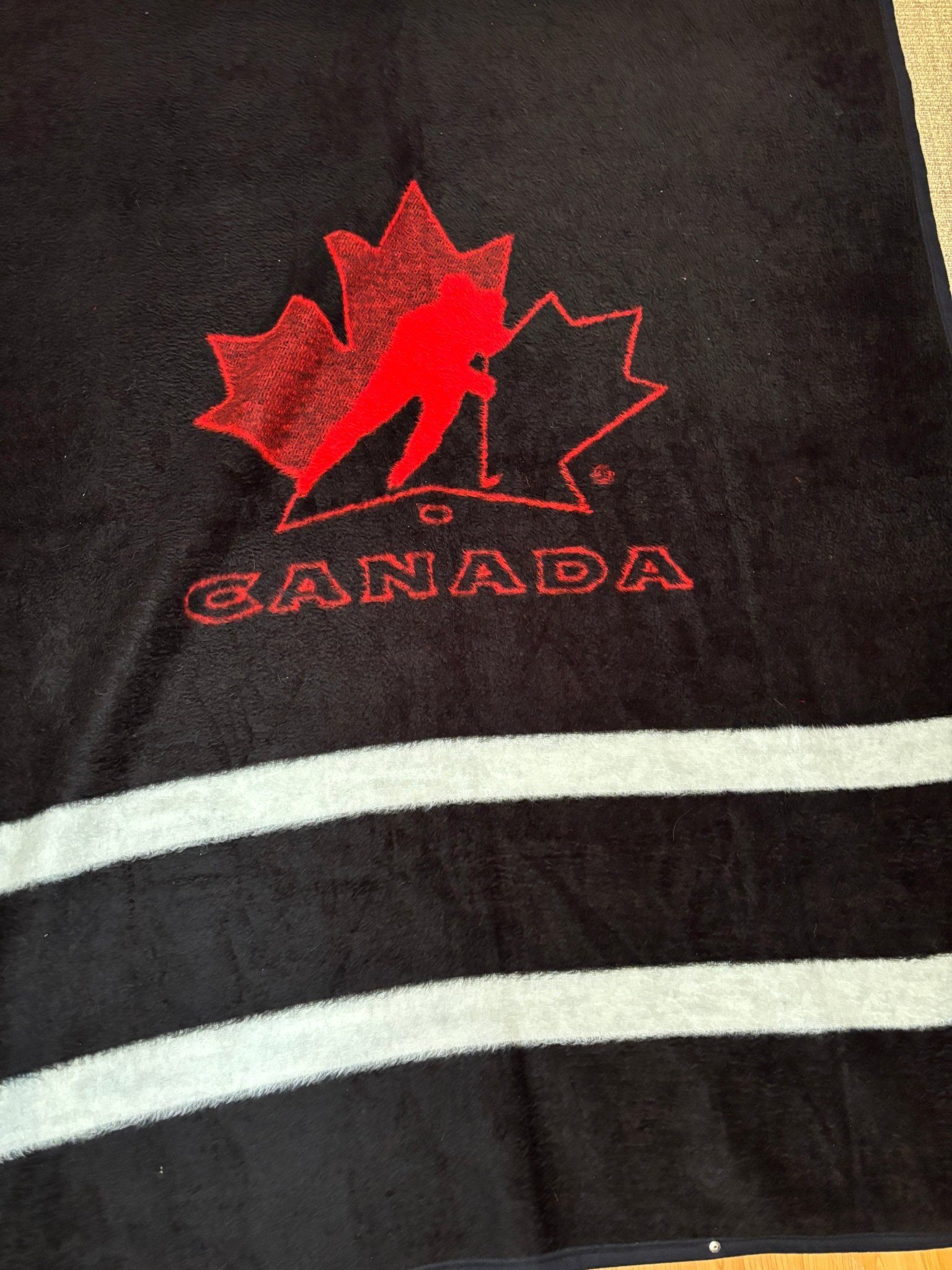 Biederlack Team Canada Hockey Snuggle Wrap Fleece Blanket - photo 4