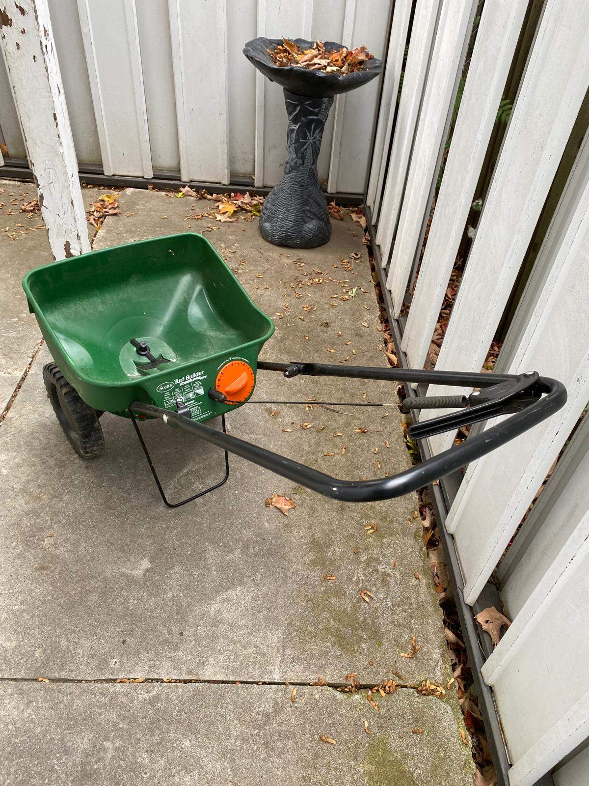 Scotts Turf Builder Mini Edgeguard Broadcast Spreader
