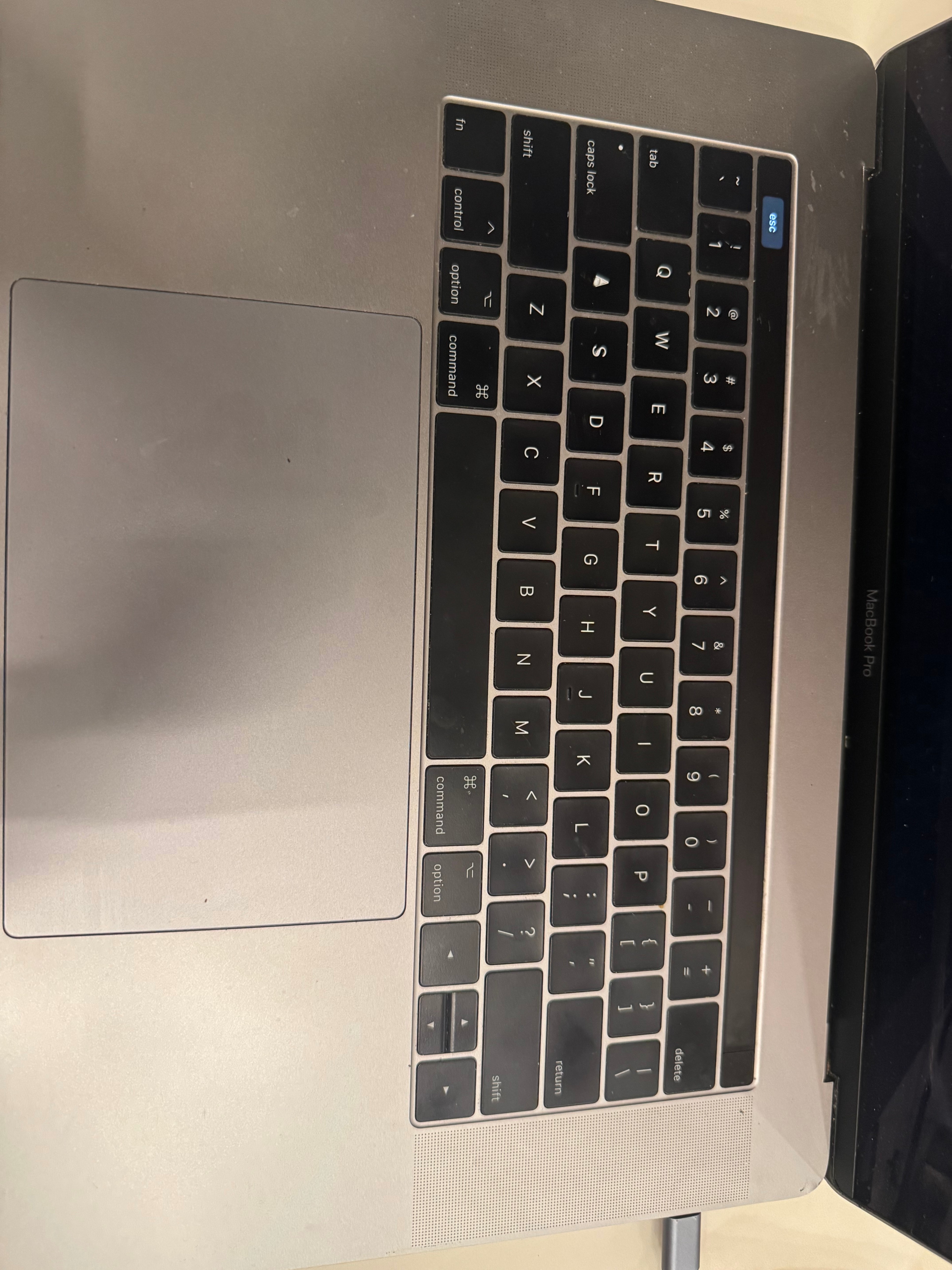 MacBook Pro 2017 – i7 / 16GB RAM / Touch Bar + Fingerprint