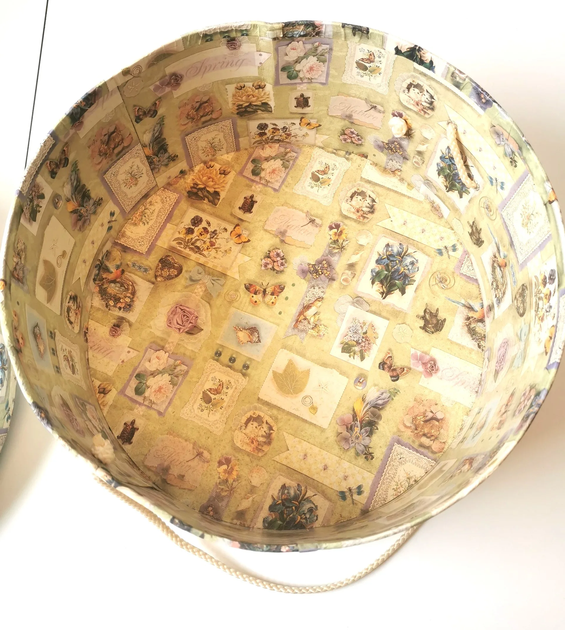 Max Size! Vtg Shabby Chic Hat Box Cardboard w Rope Handle 15.25" image indicator(6)