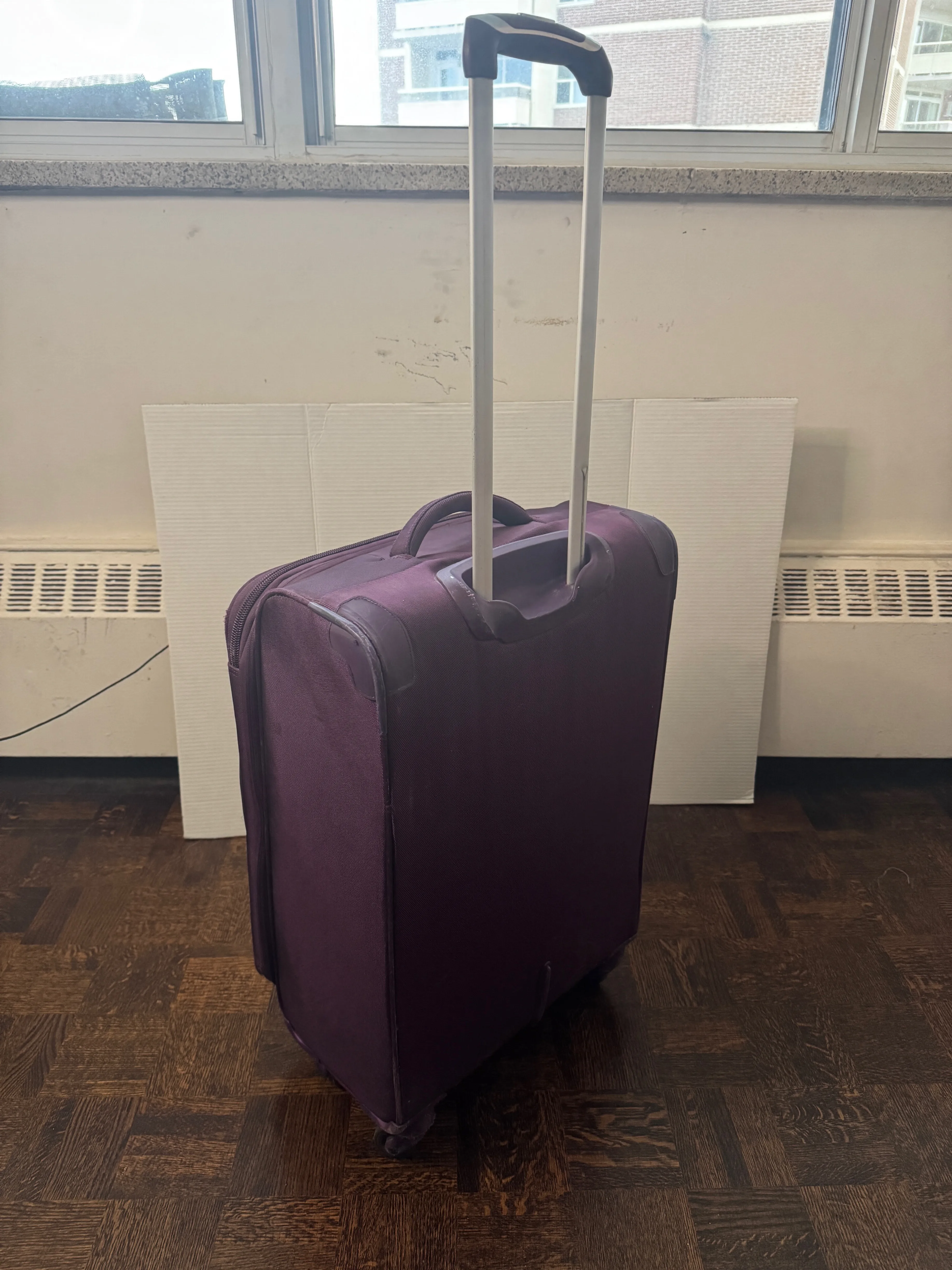 25" Medium Suitcase, great condition, ready for your next trip! image indicator(3)