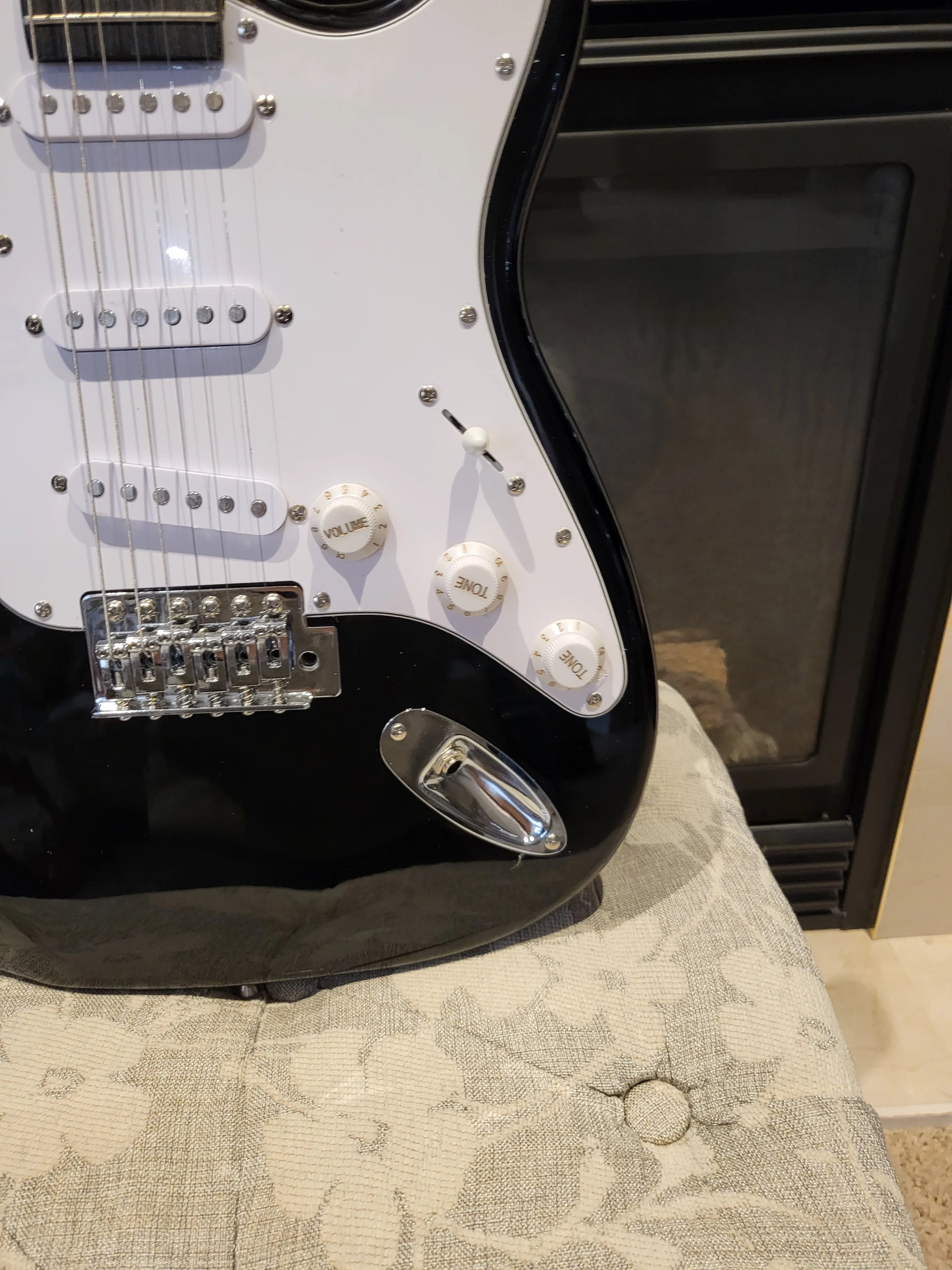 Ready to Play! NEW Full-Size Electric Guitar - Starter Ready BK image indicator(4)