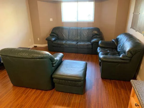 4 Piece Jade Green real Leather sofa set in excellent condition