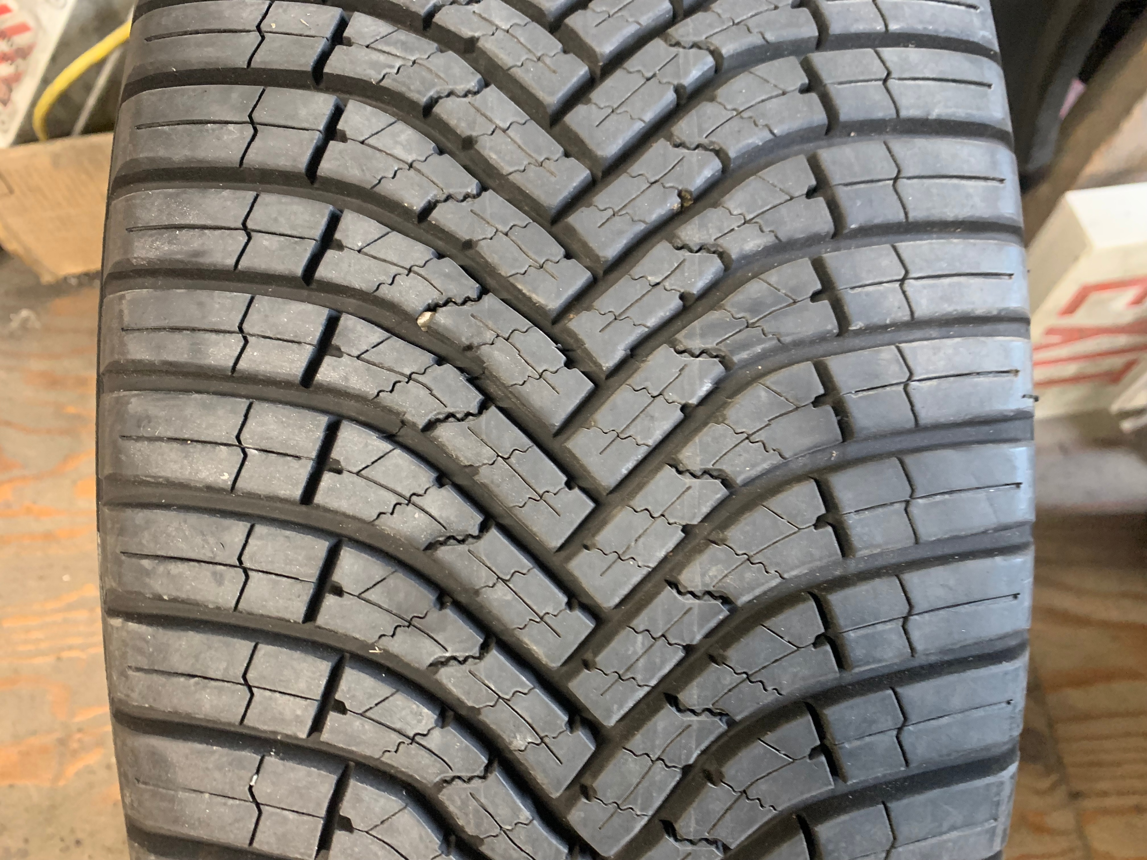 1 X single 235/50/20 M+S Goodyear Assurance WeatherReady2 as New - photo 2