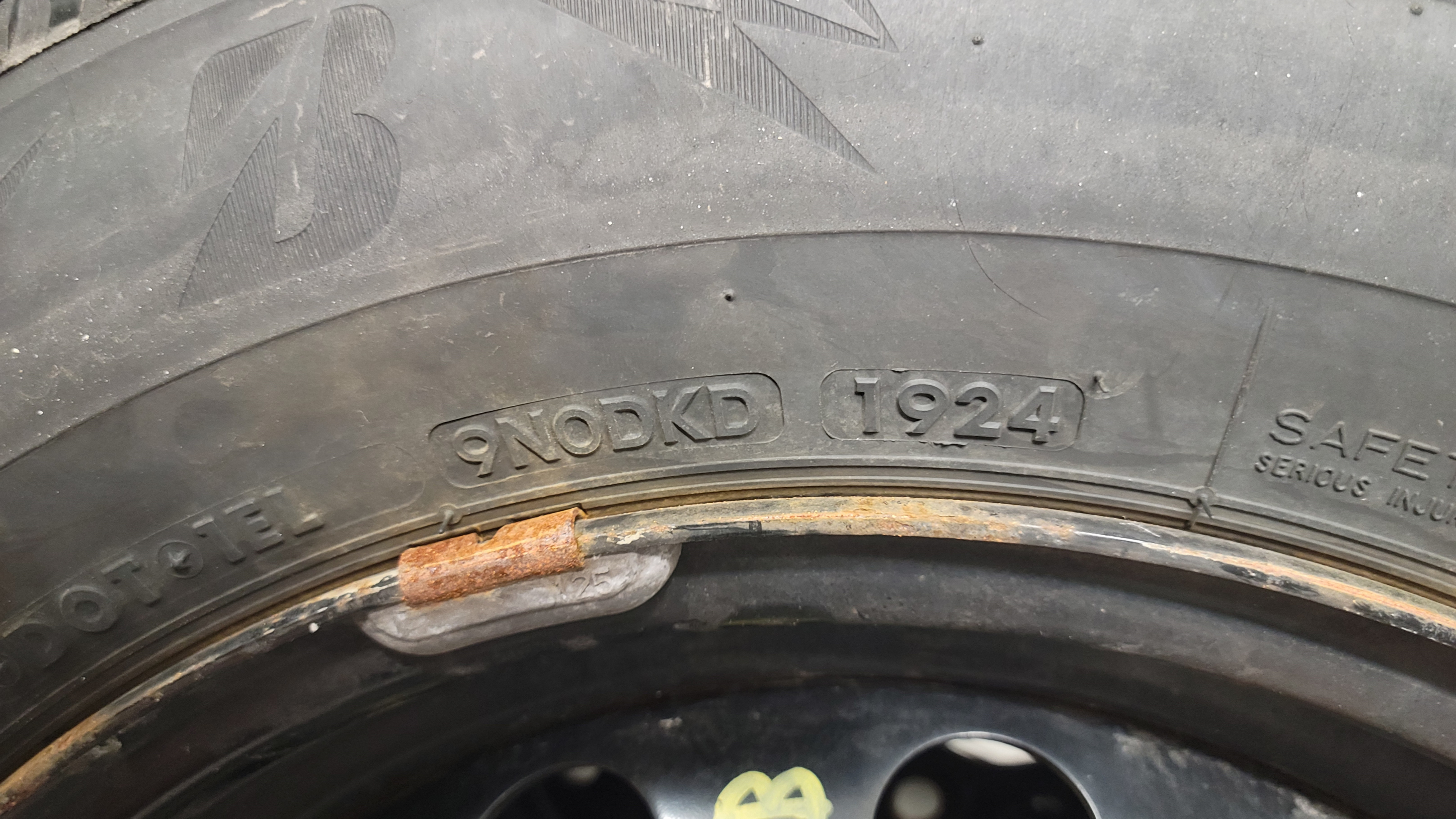 4 Bridgestone Blizzak 195/65/R15 Winter Tire & Rim - 1 Year old - photo 4
