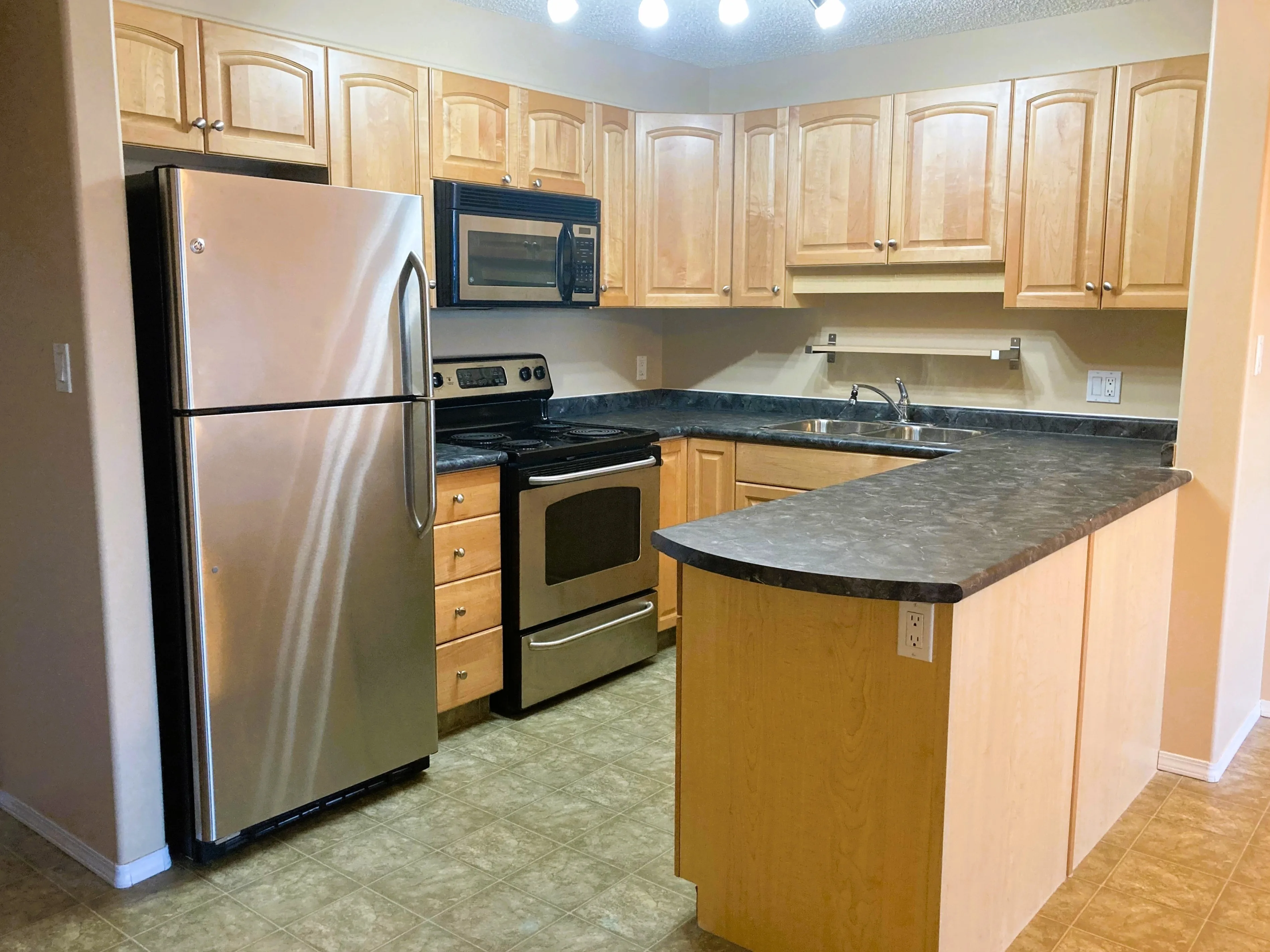 CLAREVIEW Large Size 1-Bedroom Condo utilities+parking included image indicator(3)