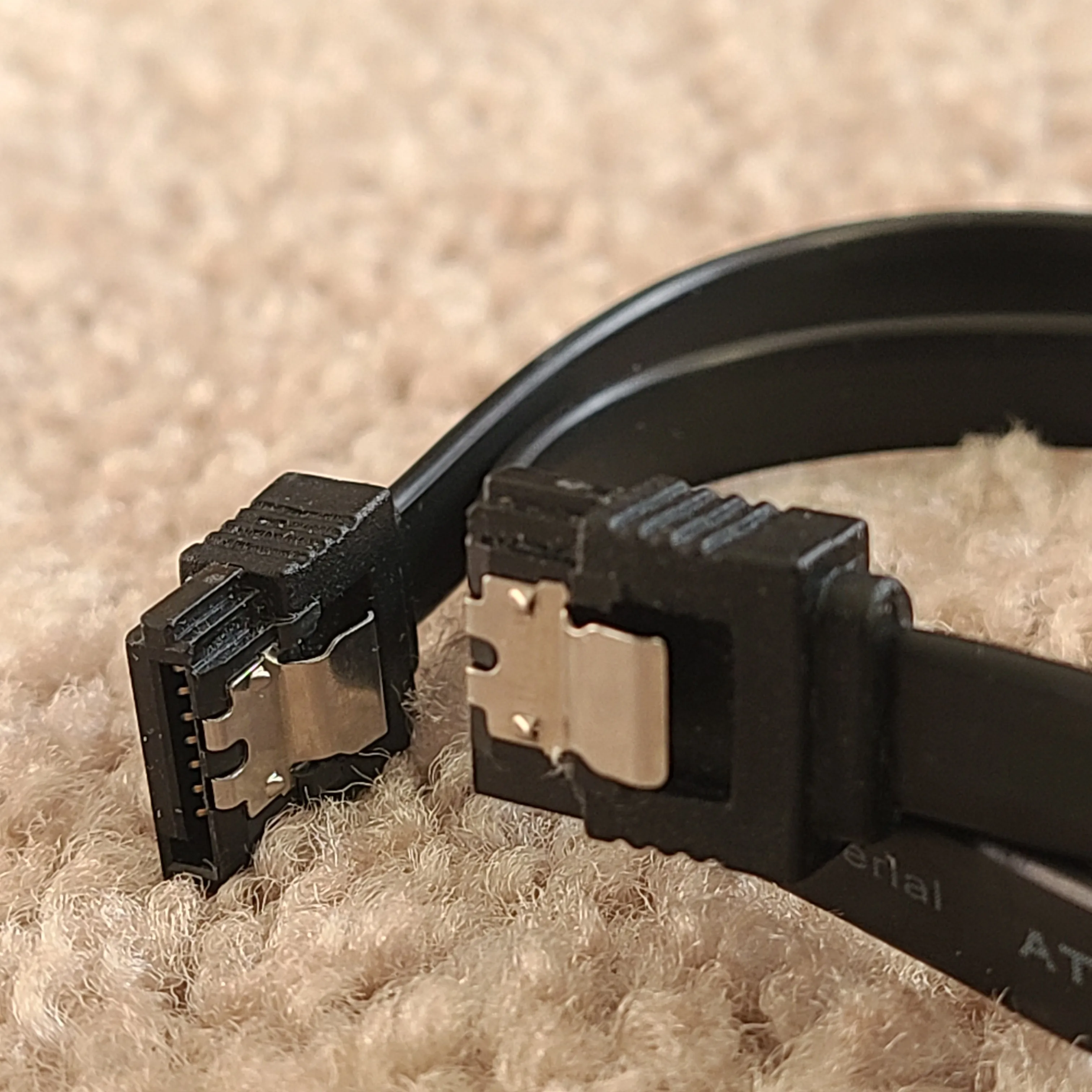 SATA III 6.0GB/s cable with latch image indicator(2)