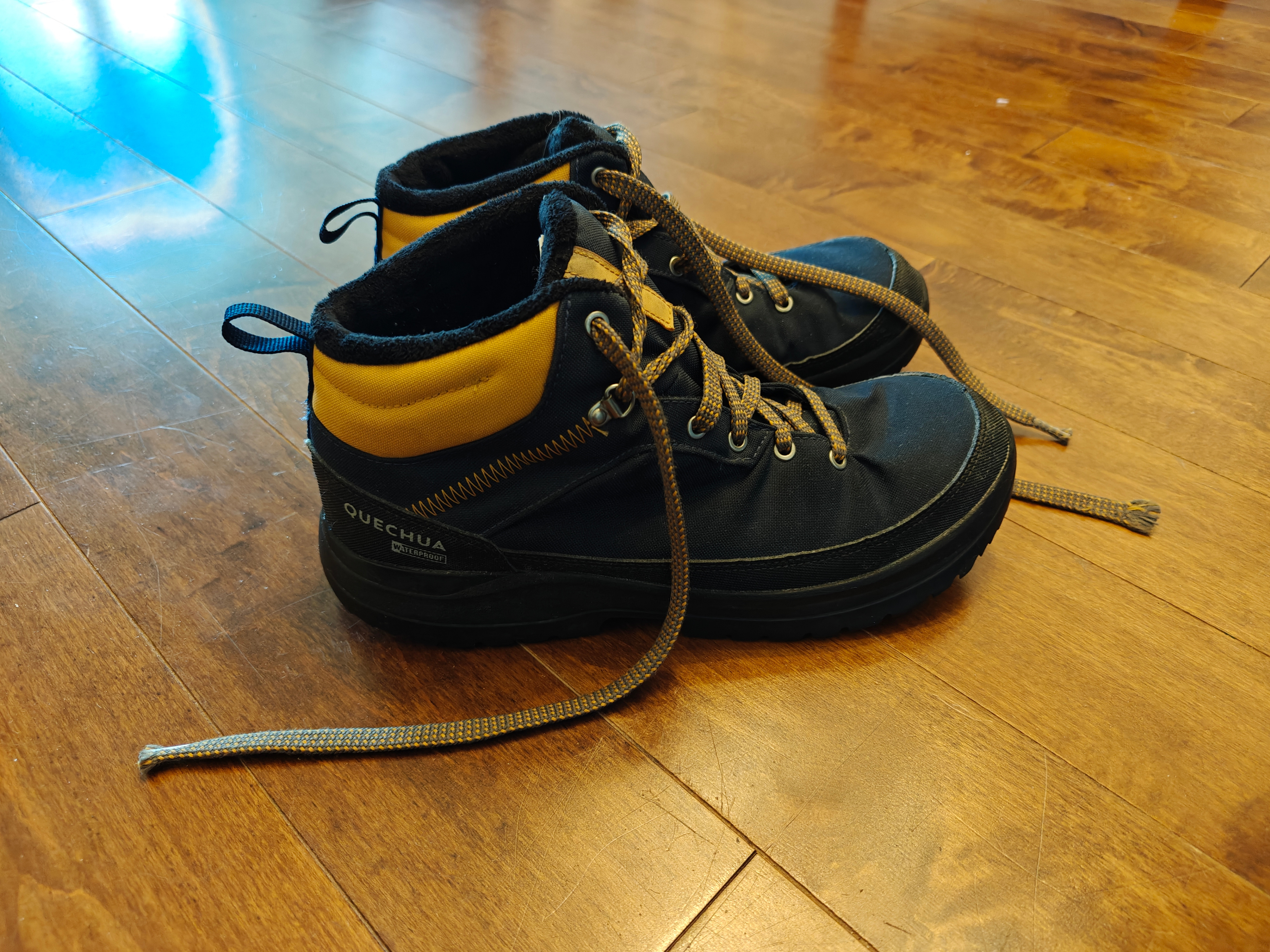 Warm Waterproof Winter Hiking Boots – Size US 9 / UK 8 - photo 2