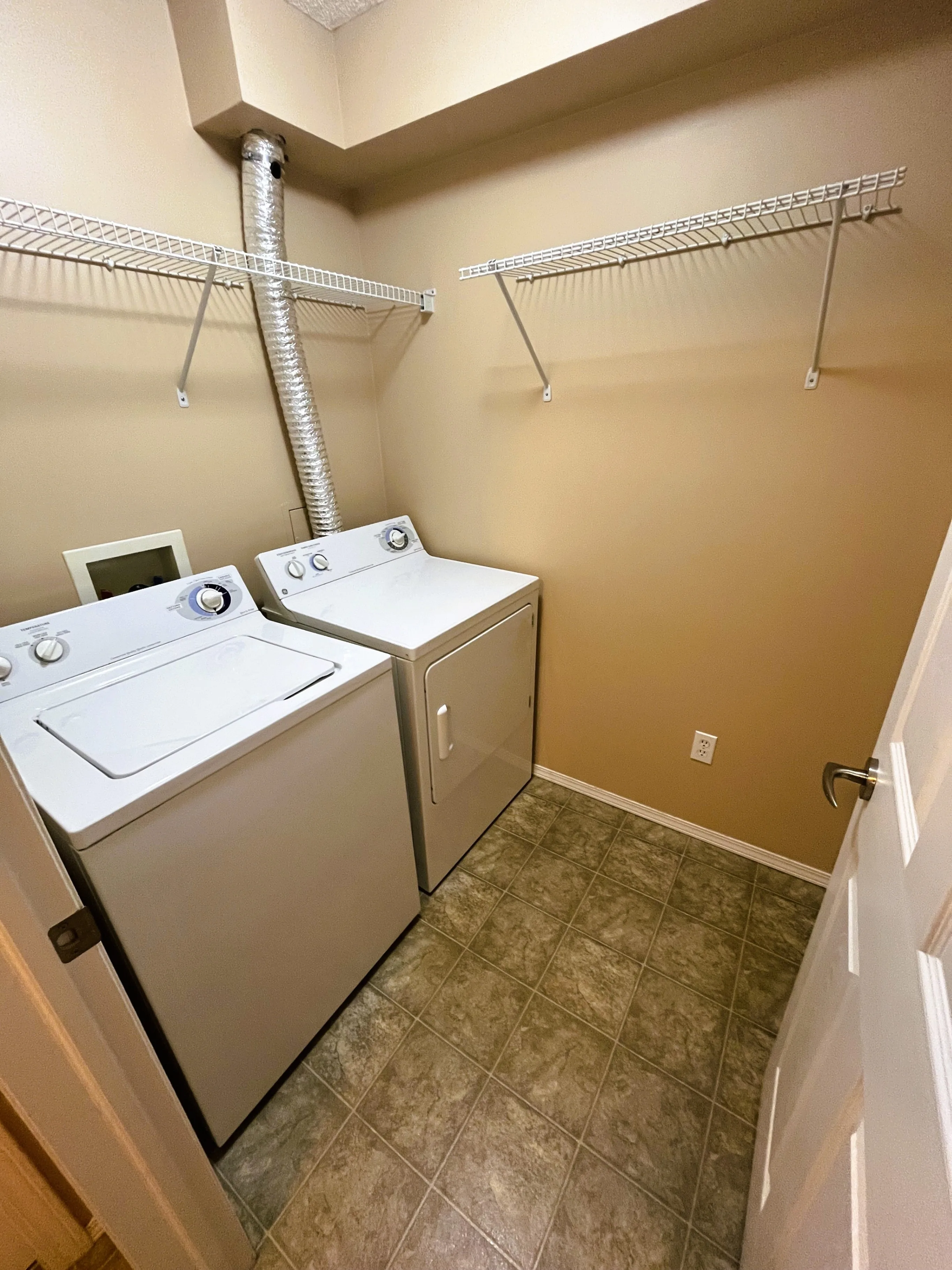CLAREVIEW Large Size 1-Bedroom Condo utilities+parking included image indicator(8)