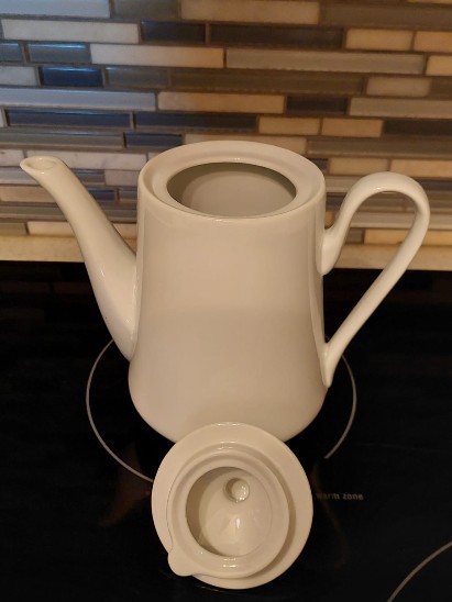 White Porcelain Teapot - photo 2
