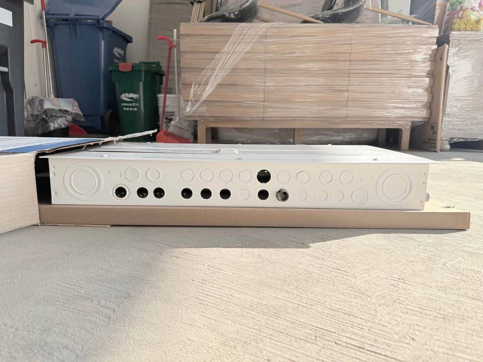 Eaton 100 AMP 30/60 Electric Panel Box - photo 4