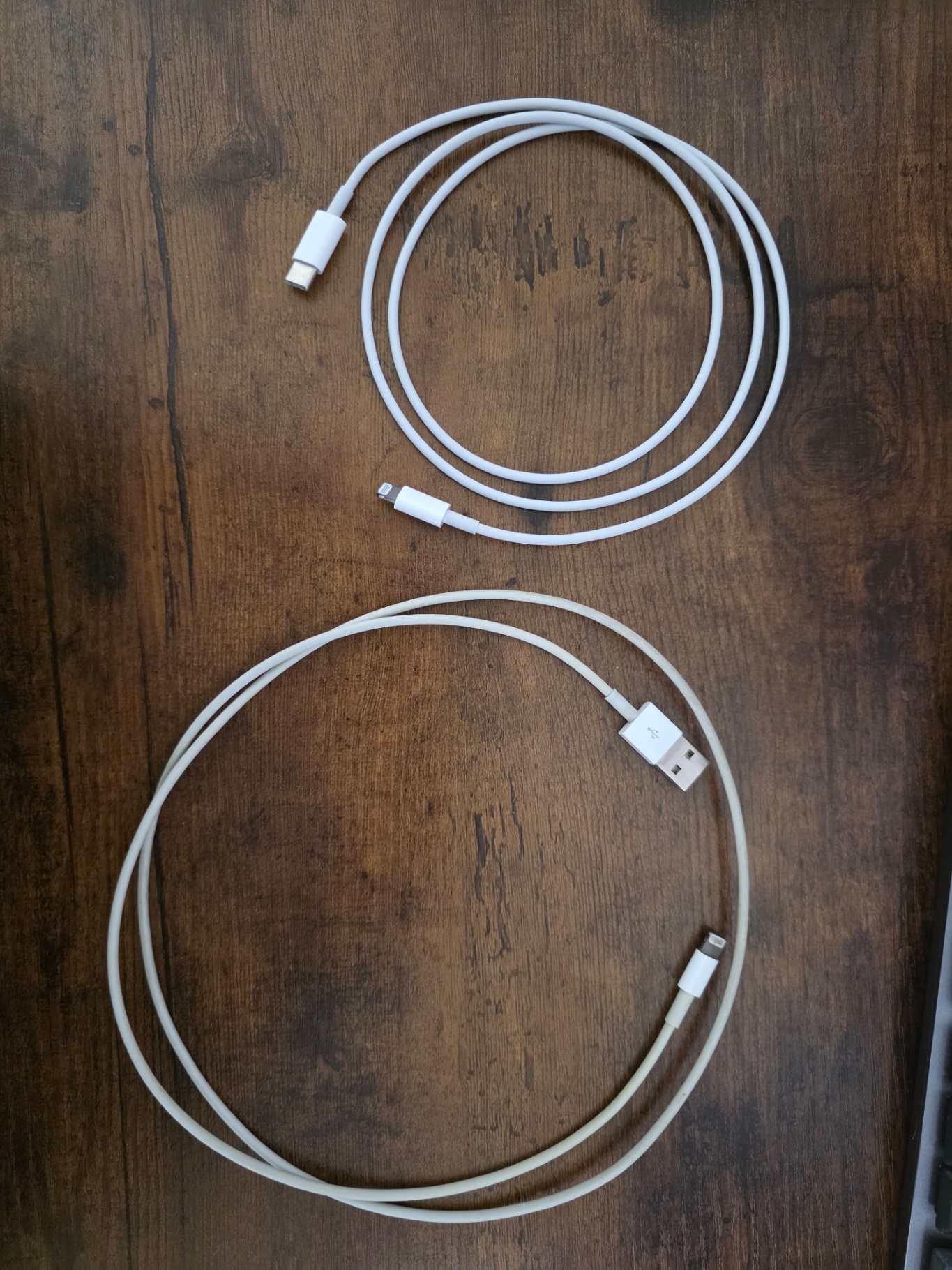 iPad 6th Gen 32GB – Works Perfectly + 2 Cables - photo 5