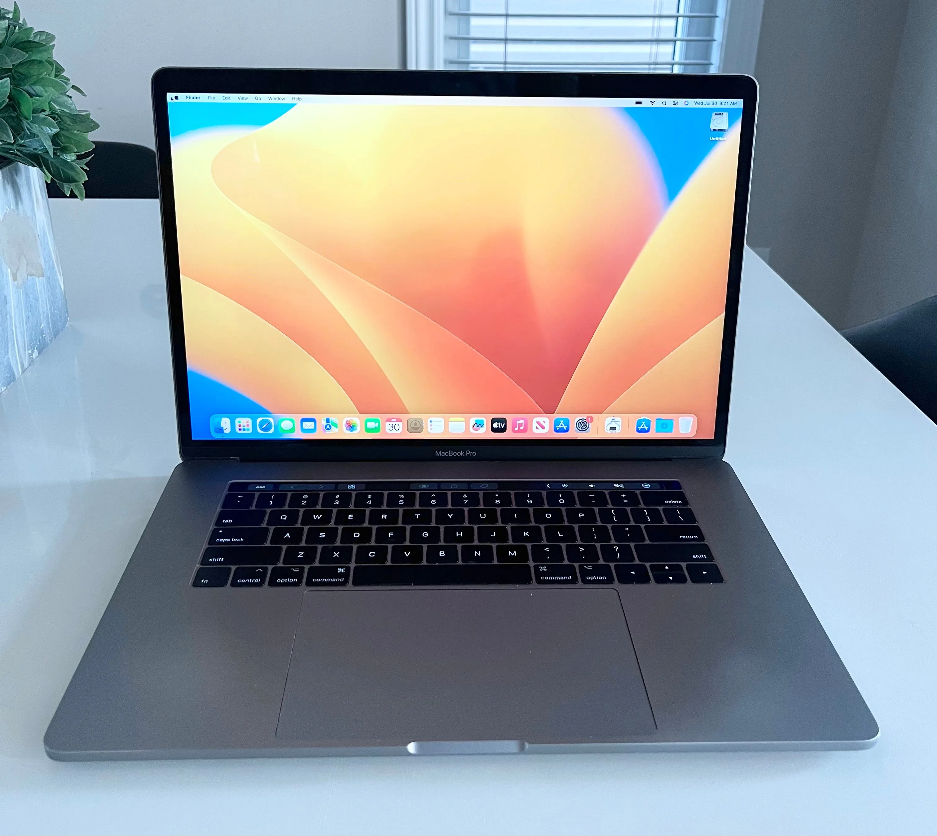 MINT 2019 MACBOOK PRO TOUCHBAR 15 / 2.9GHz i7 / 16GB RAM / 500GB